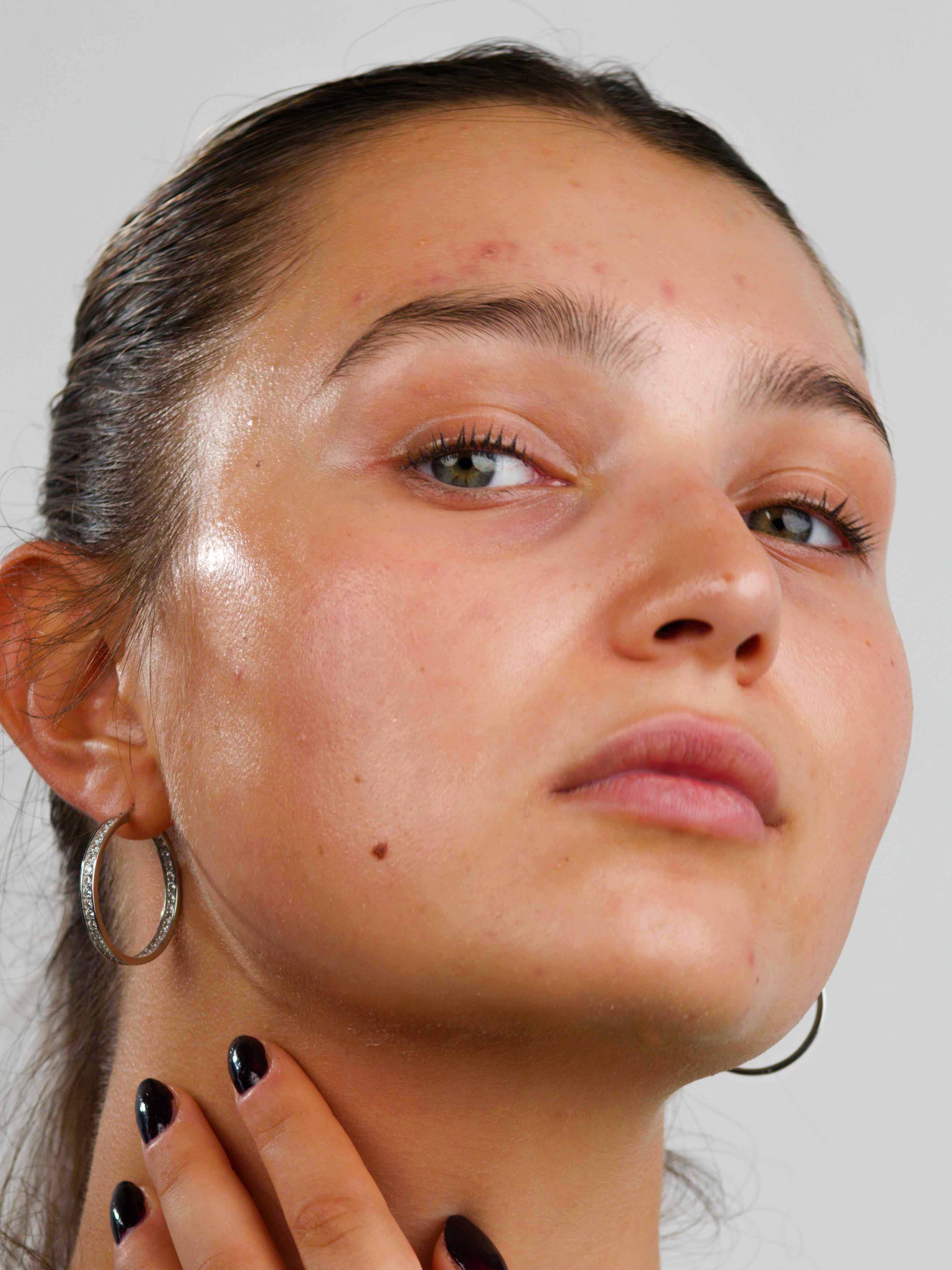 A woman wearing Lebubè Cream Highlighter, a vegan, natural and hydrating highlighter for glowing look and healthy skin