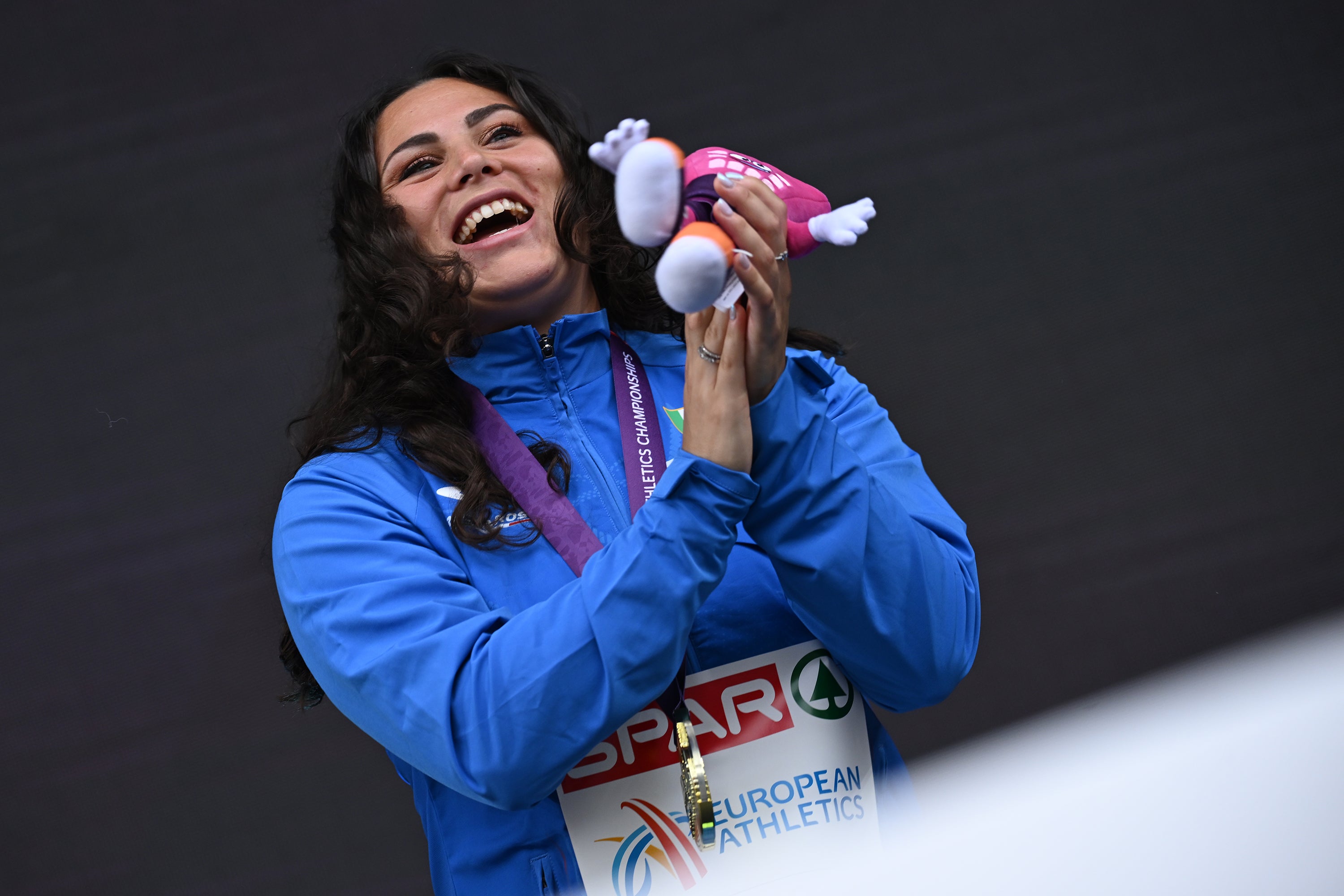 Sara Fantini celebrates her victory with a smile and reminds us of the importance of self-confidence.