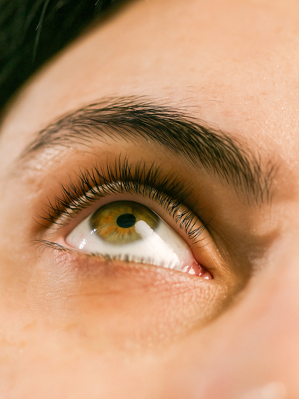 Close-up of an eye with stronger, fuller lashes after 2 weeks of consistent use of Lebubè vegan and Halal lash growth mask.