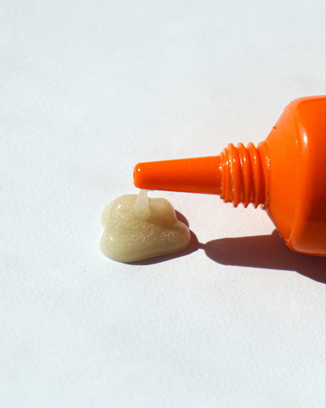 Lebubè Cream Highlighter: glowing, refreshing, hydrating highlighter. Lying down with pearly glowy creamy texture.