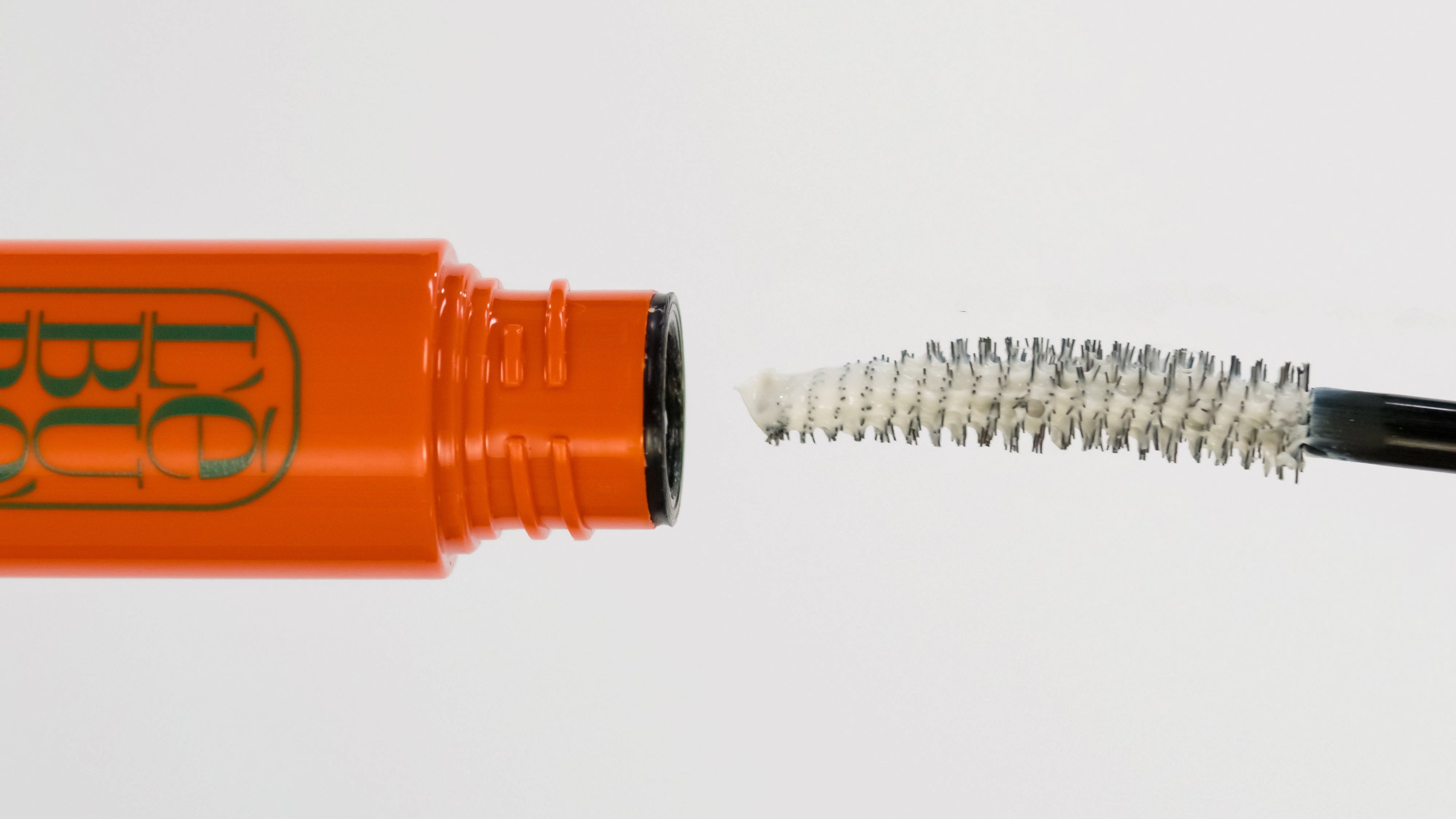 Lebubè Lash Primer and Overnight Mask: volumizing lash treatment and lash primer. Close-up of the brush to show the formula