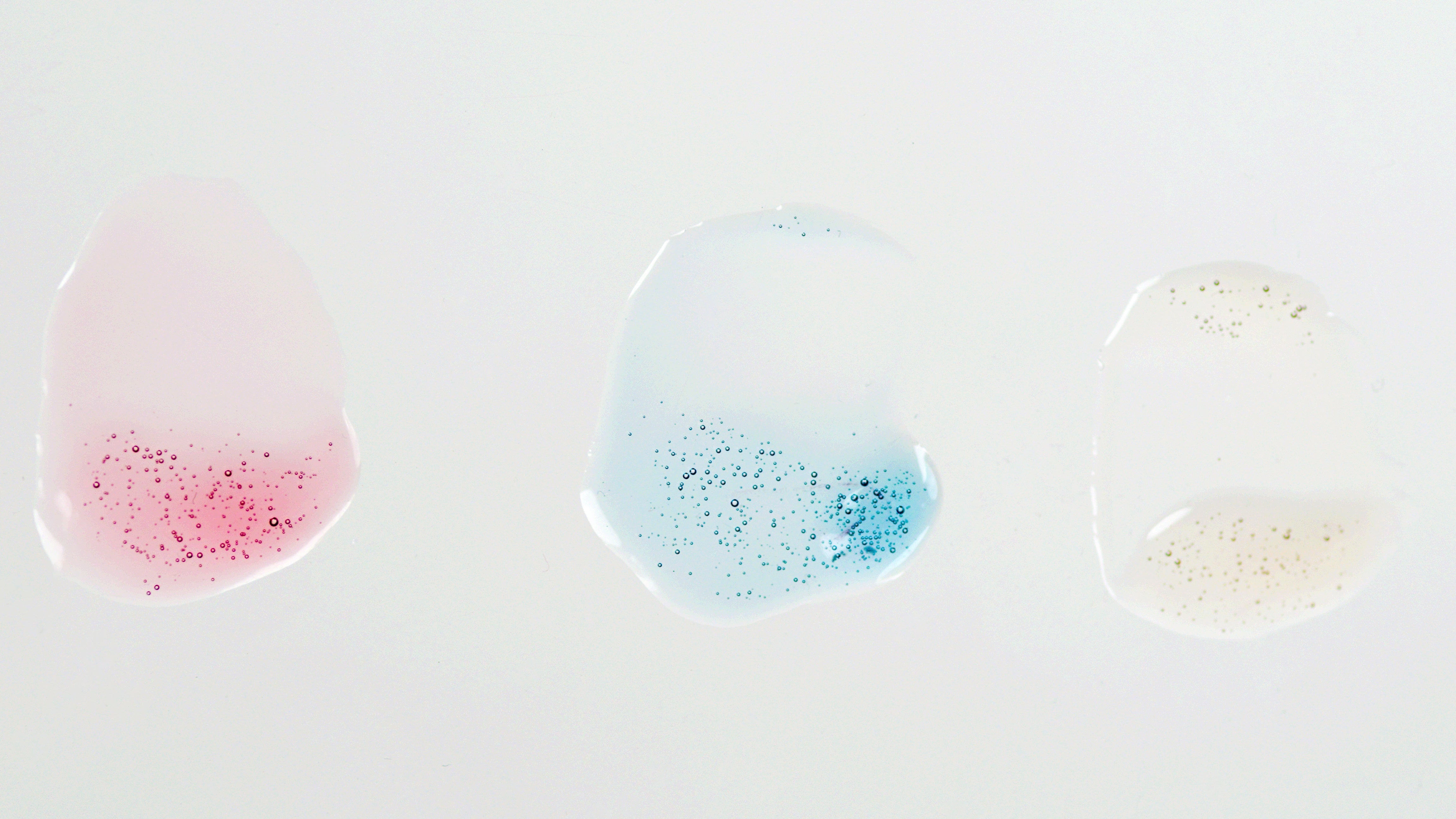 Textures of the 3 Lebubè Lip Oil and Balm shades: lightly colored for a natural, fresh, glossy look and hydrated lips.