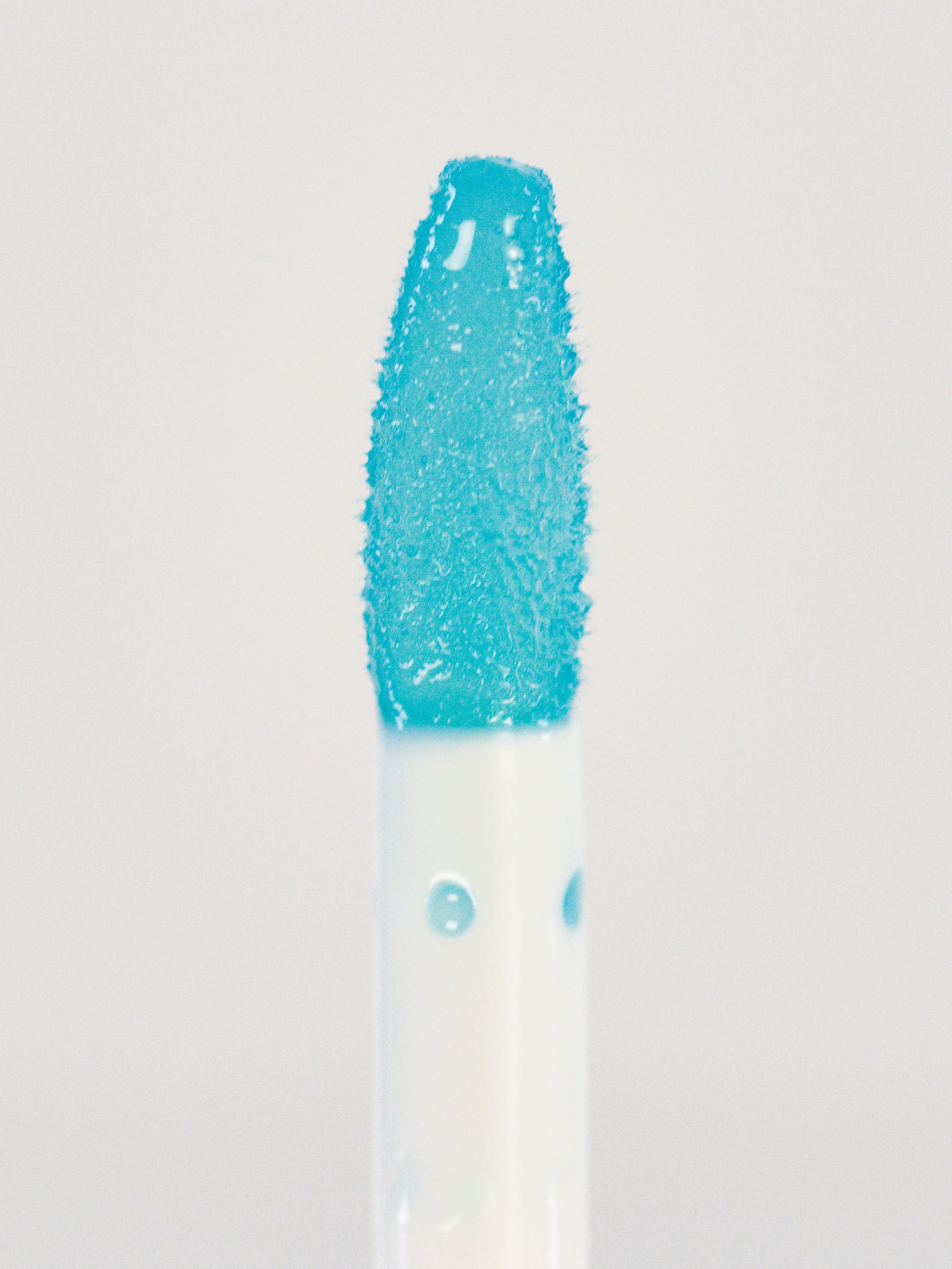Lebubè Lip Oil and Balm Azure, extra focus front view of the brush. Vegan, hydrating and repairing lip treatment for dry lips.