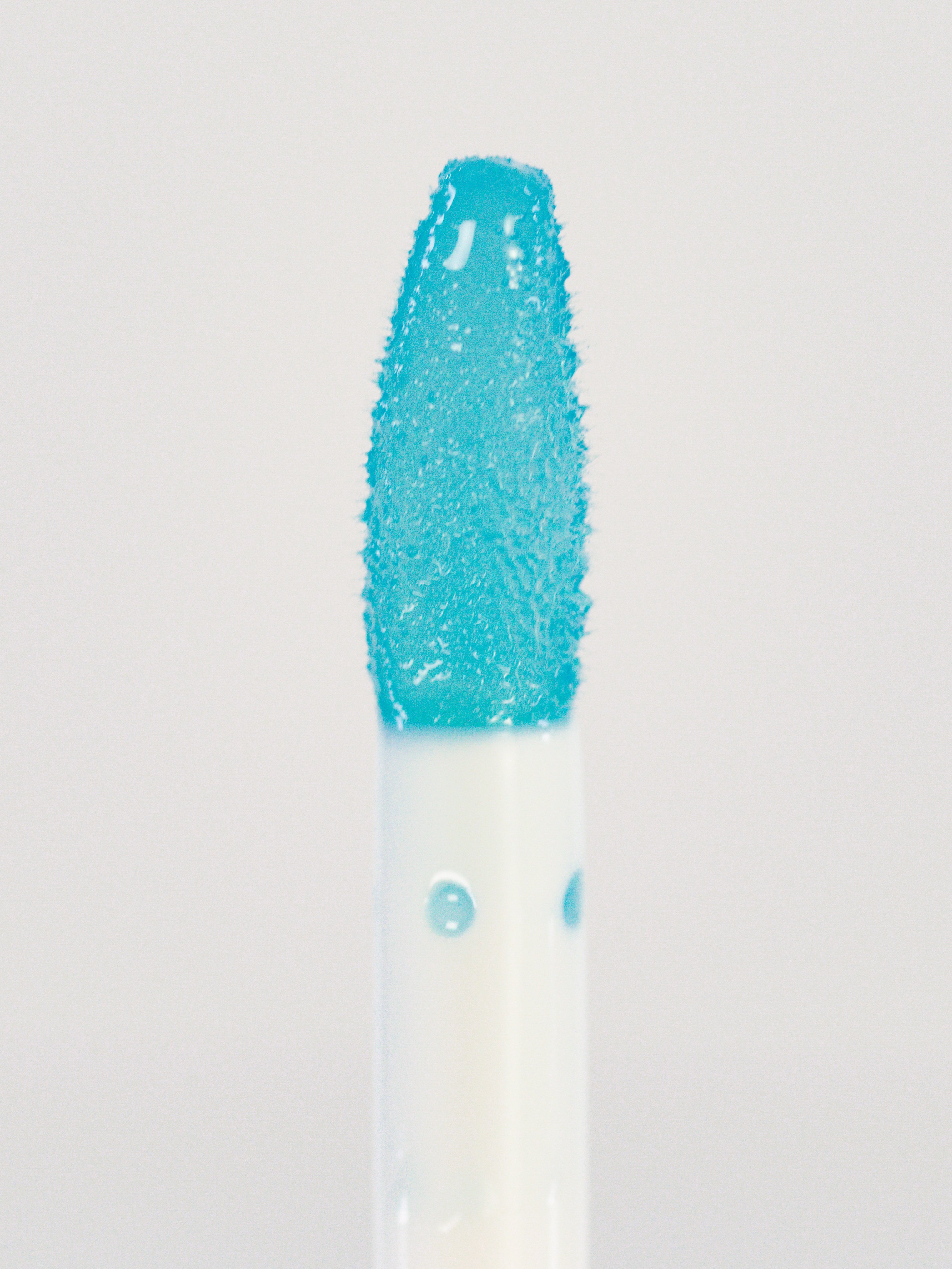 Lebubè Lip Oil and Balm Azure, extra focus front view of the brush. Vegan, hydrating and repairing lip treatment for dry lips.