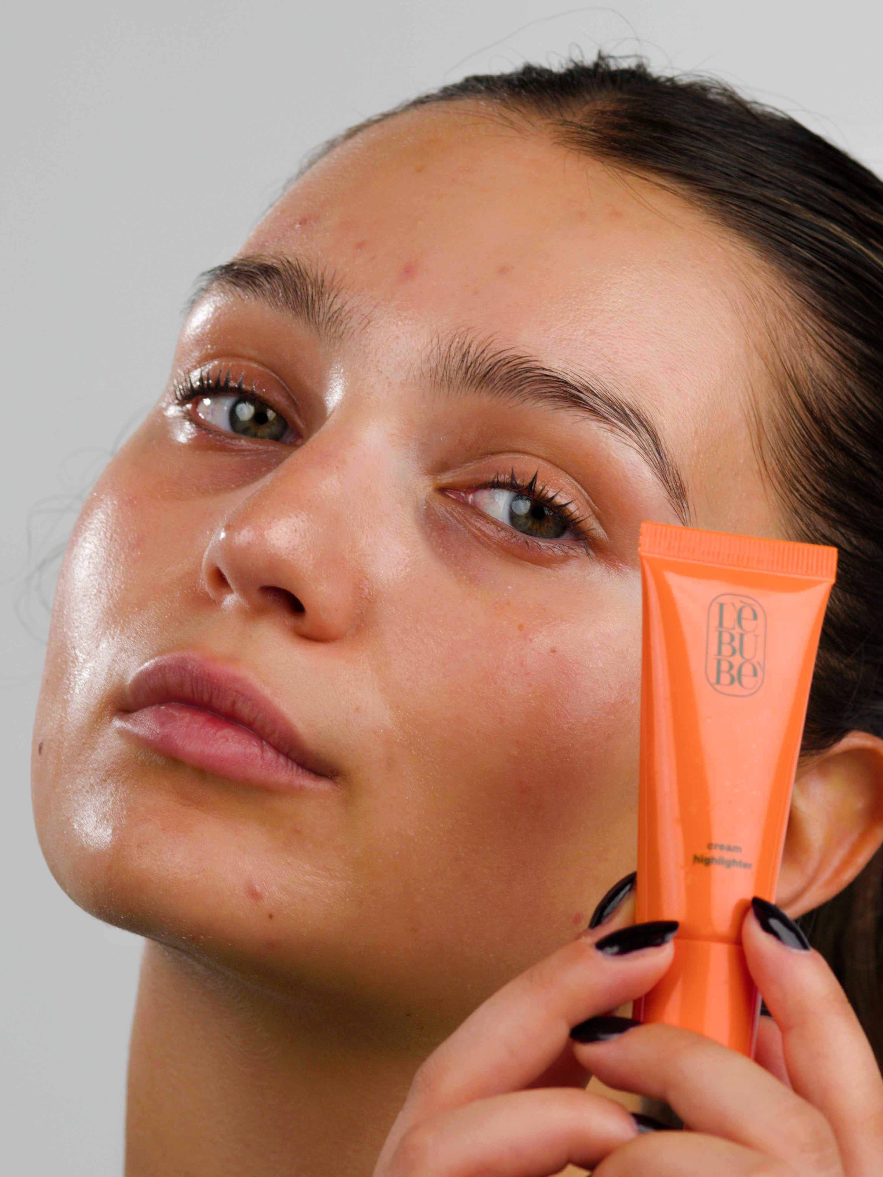 Woman with Lebubè Cream Highlighter on her face, with a hydrated and glowing skin thanks to this vegan hydrating highlighter