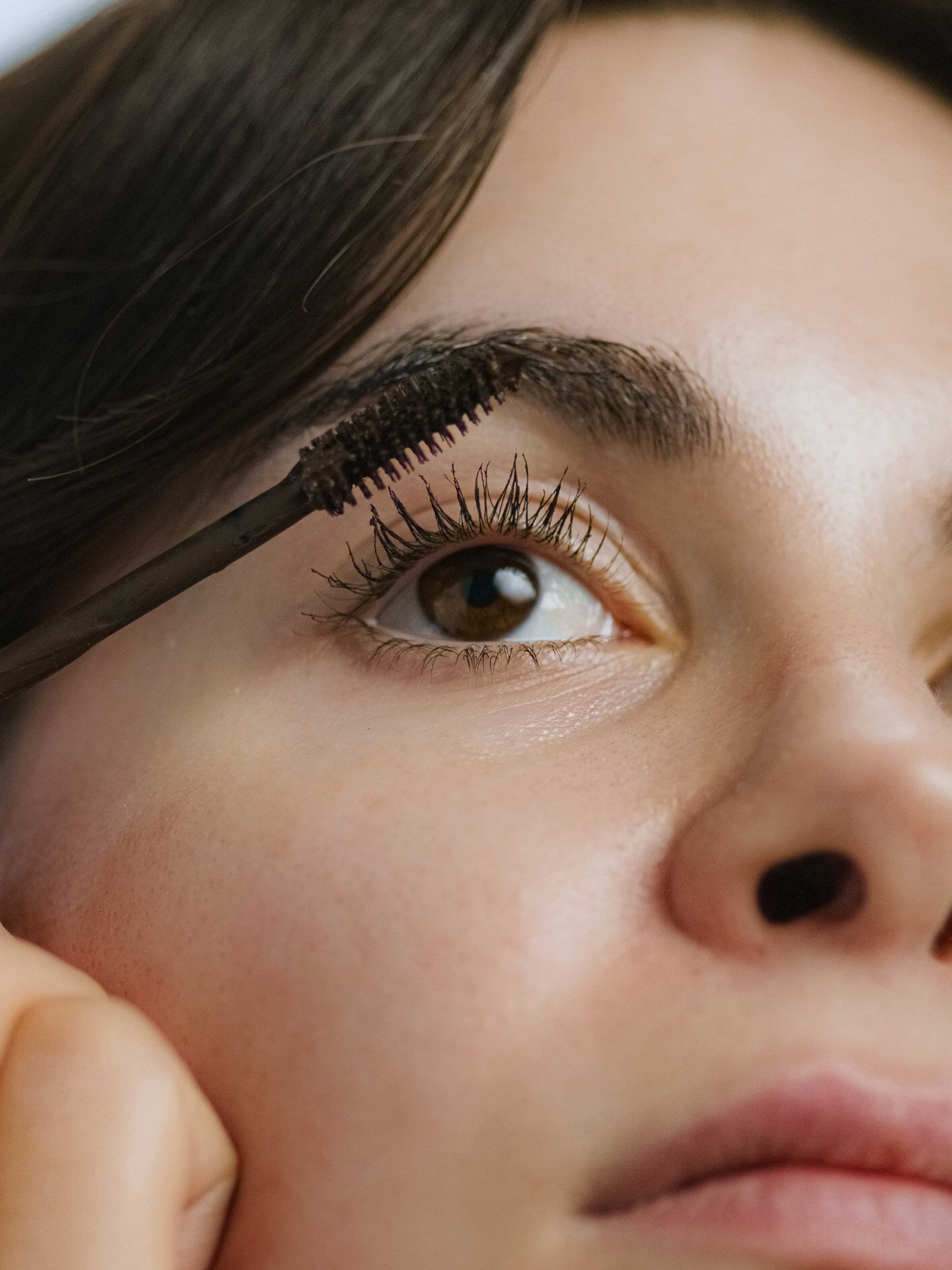 Zoom of an eye with Tea Mascara Brown with no Carbon Black, showing the look of lashes with the vegan and natural mascara applied