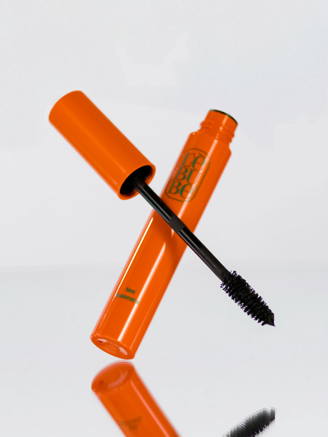 Lebubè Tea Mascara Black: volumizing mascara for a natural look. Wand crossed with tube, front view. From Lebubè hybrid cosmetics