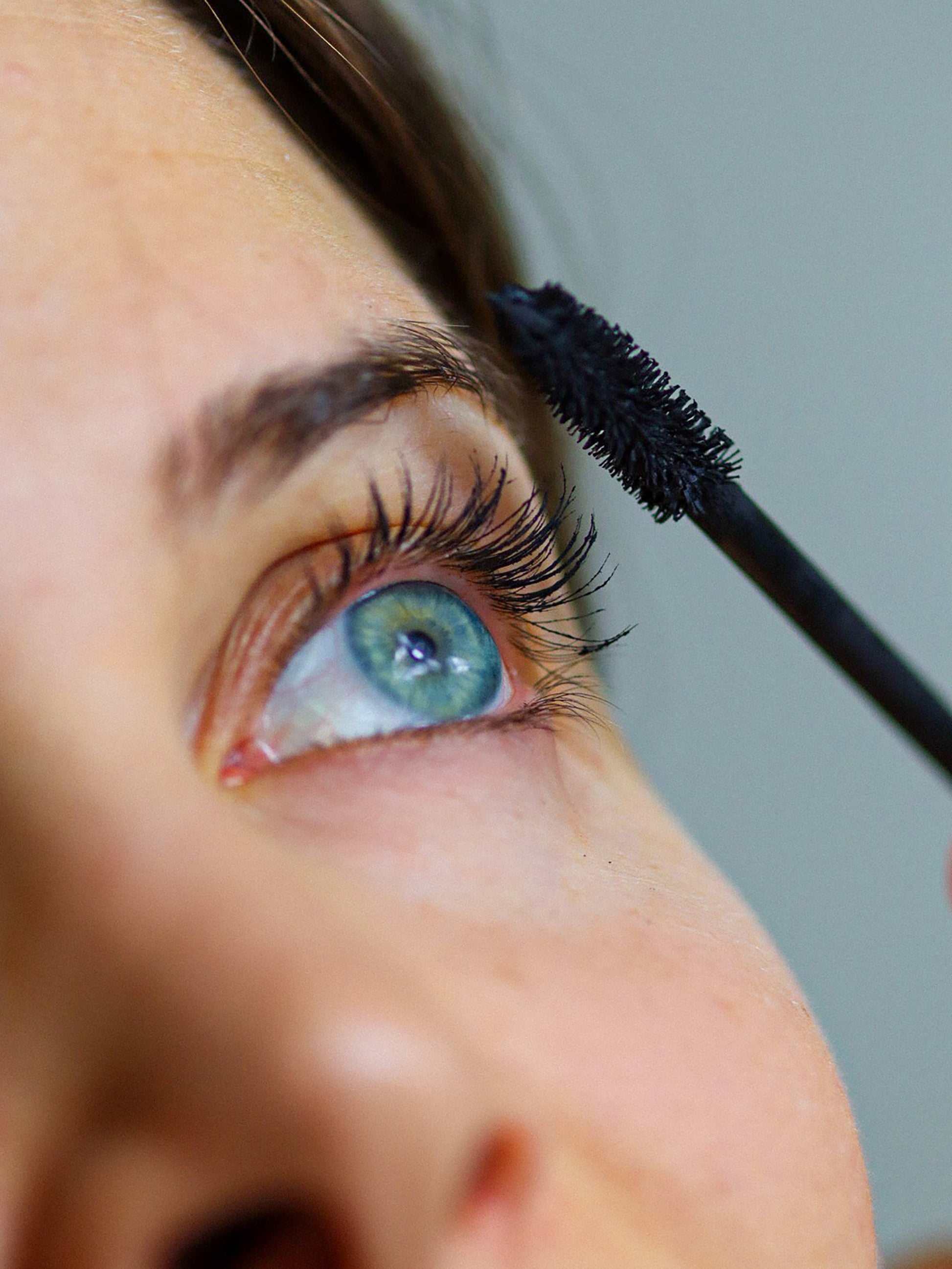 Zoom of an eye with Tea Mascara Black with no Carbon Black, showing the look of lashes with the vegan and natural mascara applied