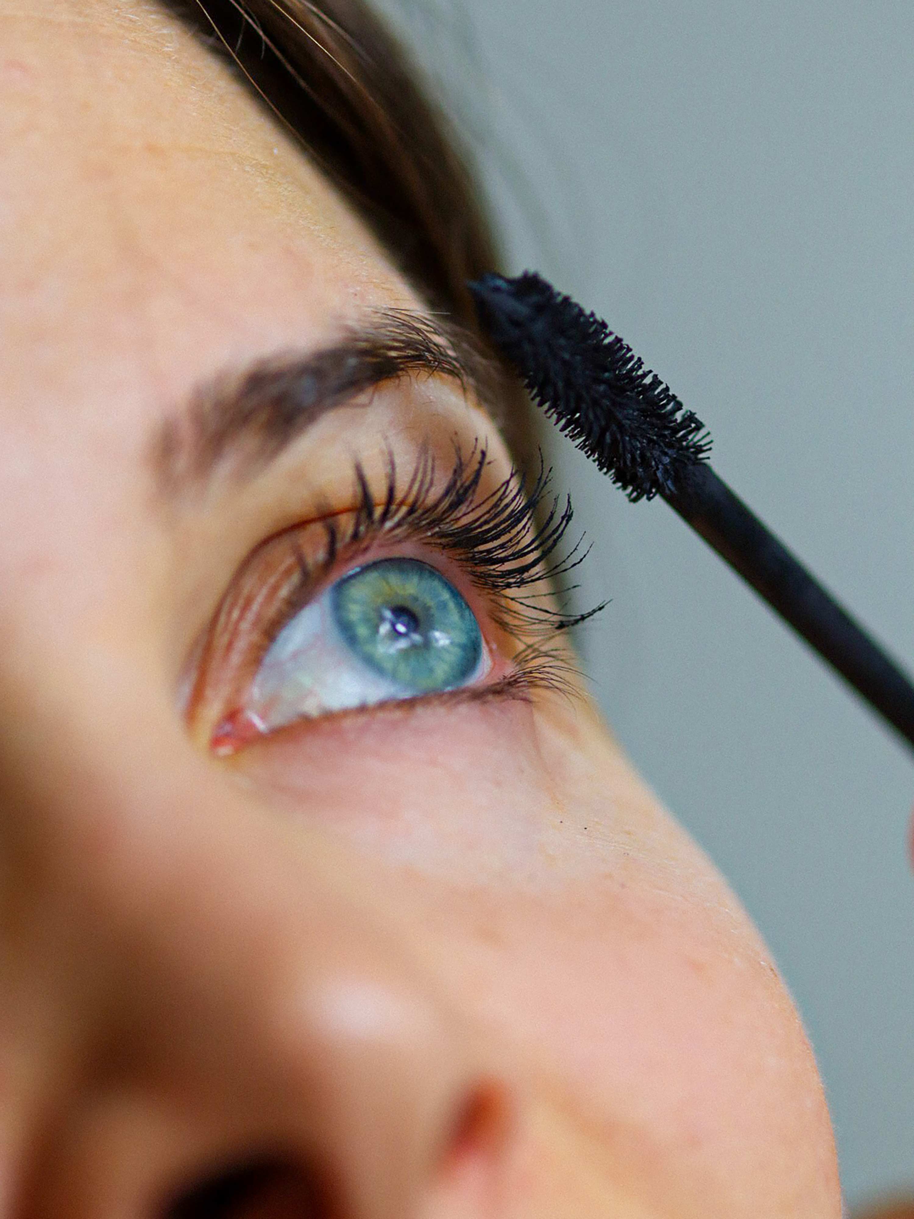 Zoom of an eye with Tea Mascara Black with no Carbon Black, showing the look of lashes with the vegan and natural mascara applied