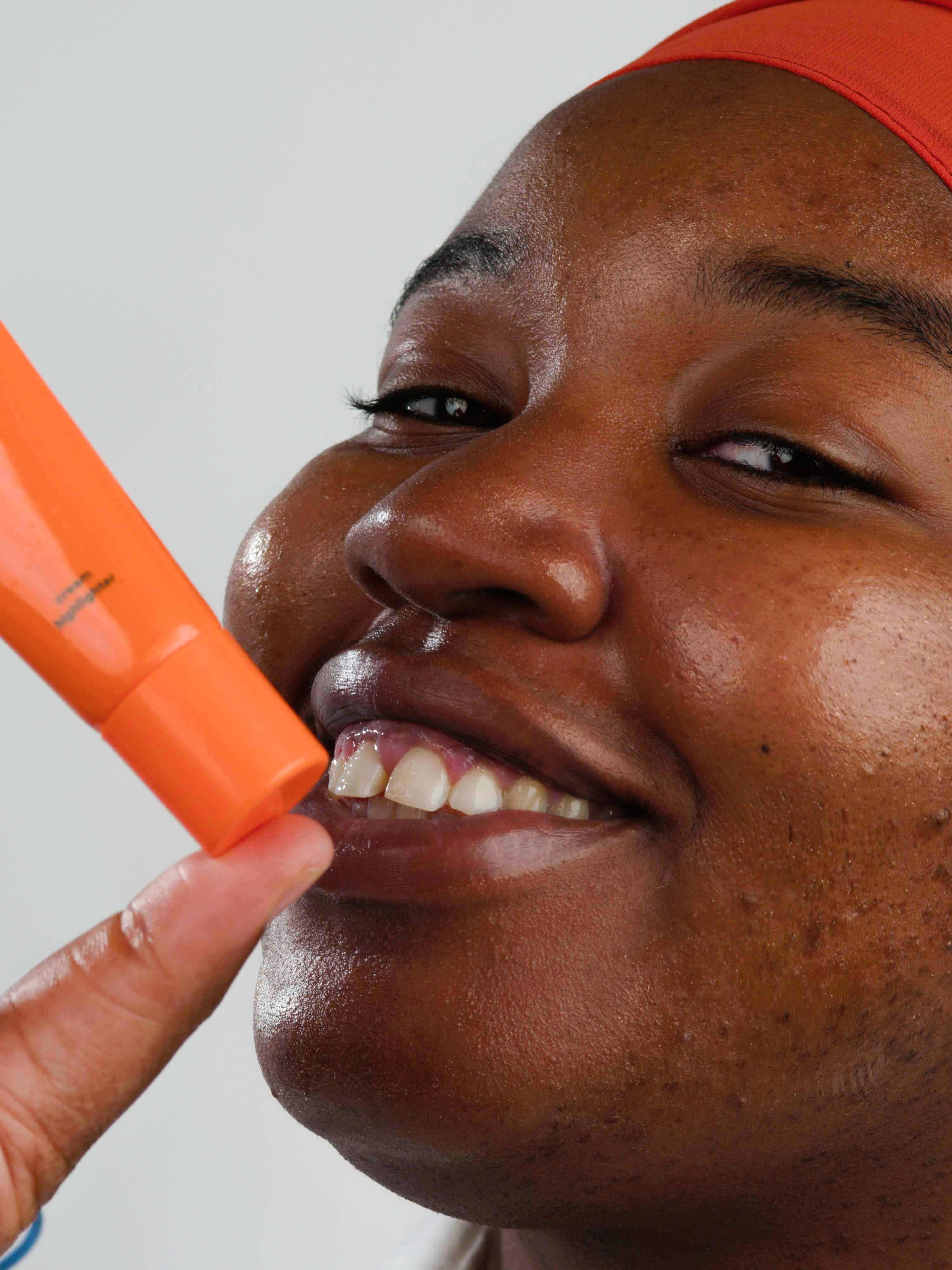 Woman with Lebubè glowing and hydrating highlighter on her face, with her skin glowing. From Lebubè natural hybrid cosmetics