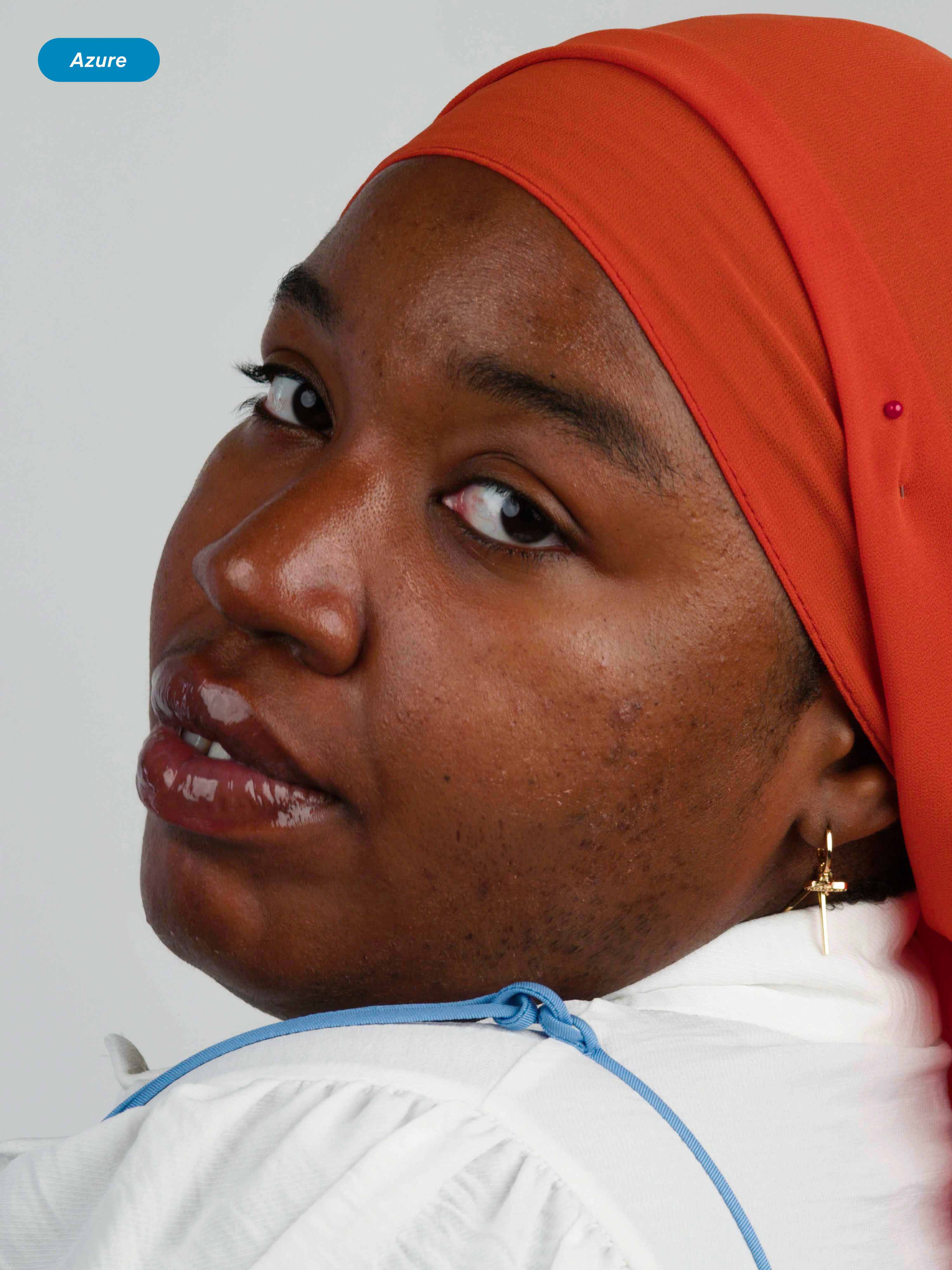 Woman wearing Lebubè hydrating lip gloss for a natural and glossy look on her lips. From Lebubè vegan Halal hybrid cosmetics.