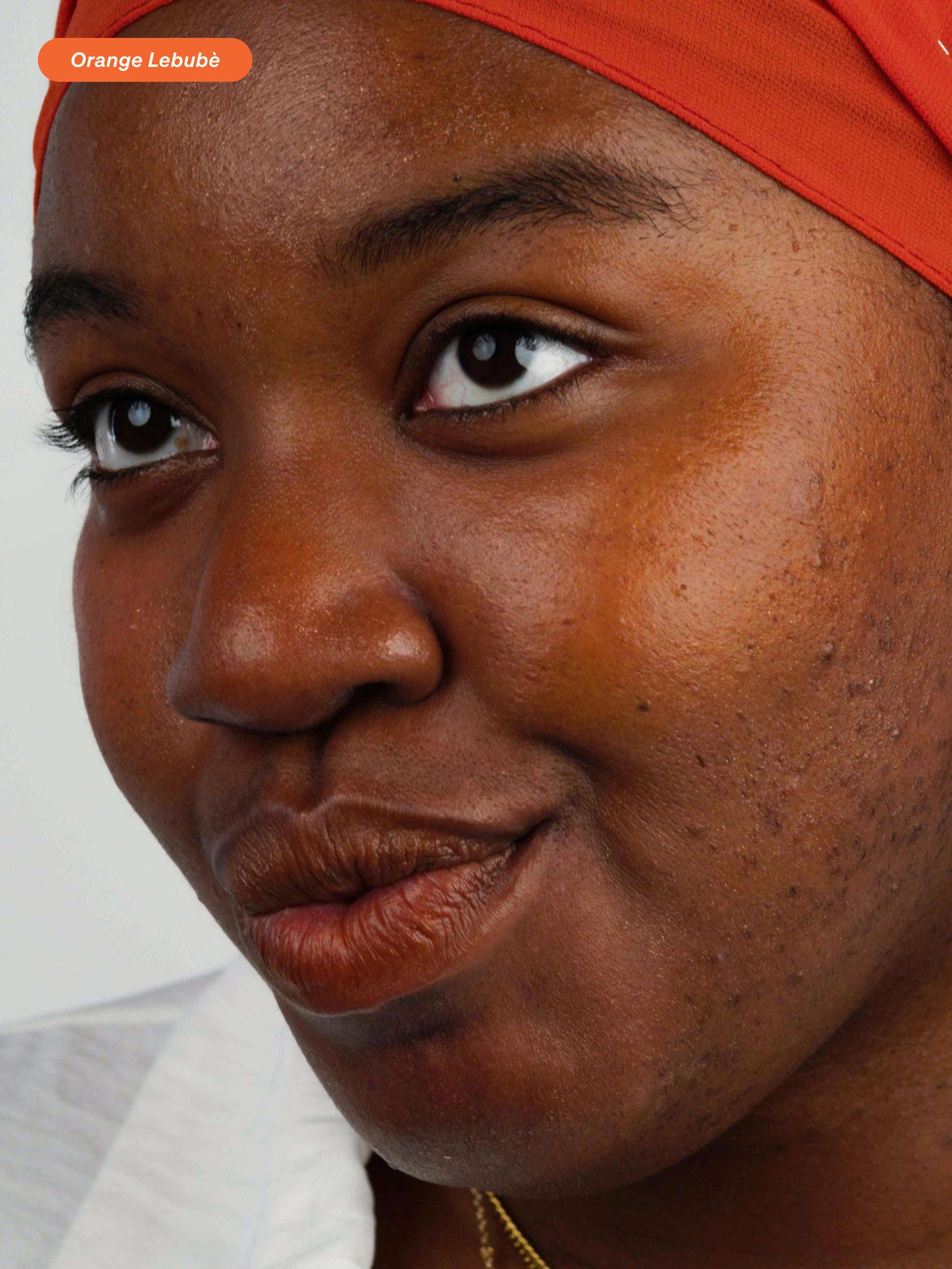 Woman wearing the Halal and vegan Lip and Cheek in Orange Lebubè, the perfect shade for summer and sunset-blush look