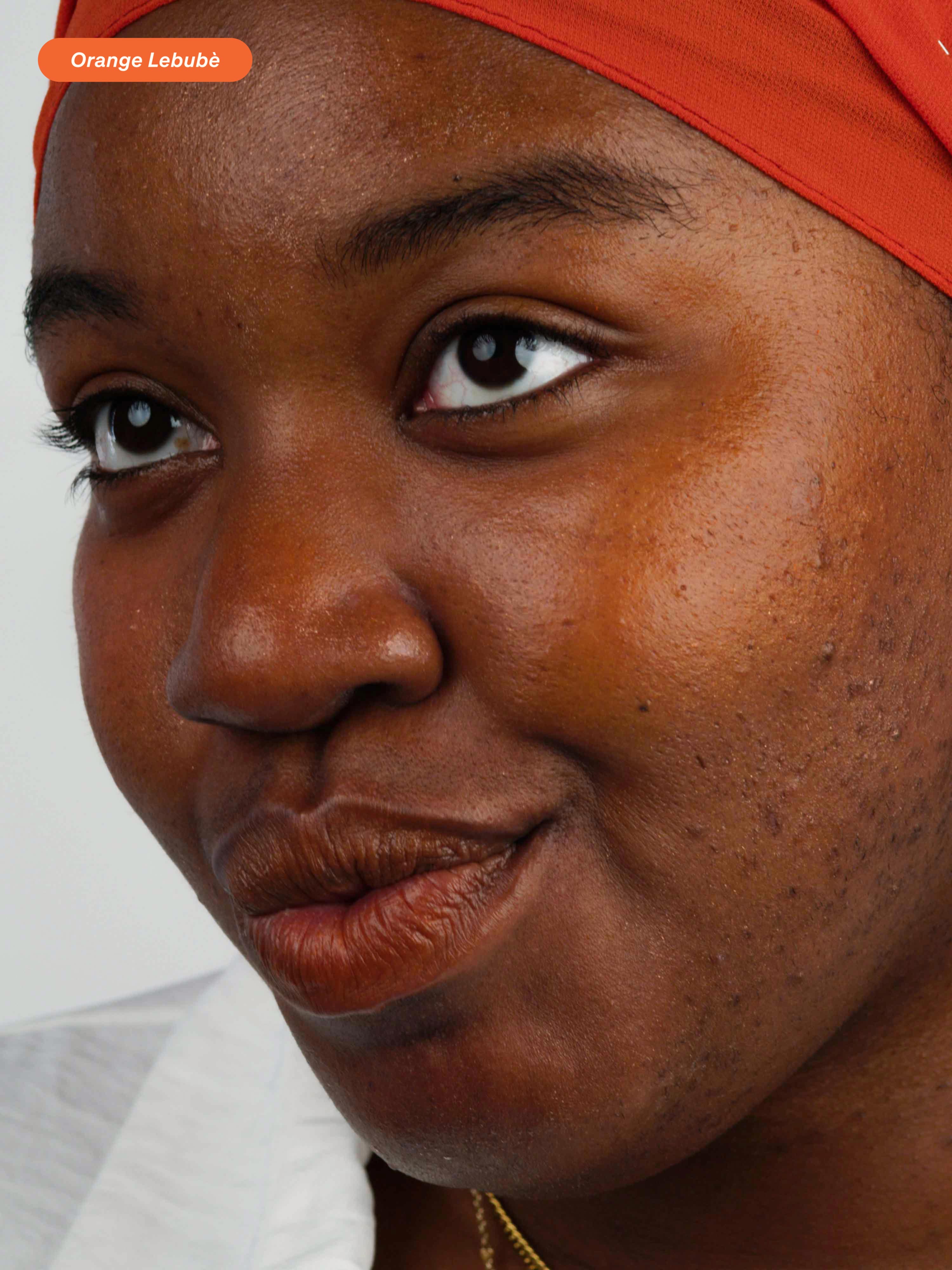 Woman wearing the Halal and vegan Lip and Cheek in Orange Lebubè, the perfect shade for summer and sunset-blush look