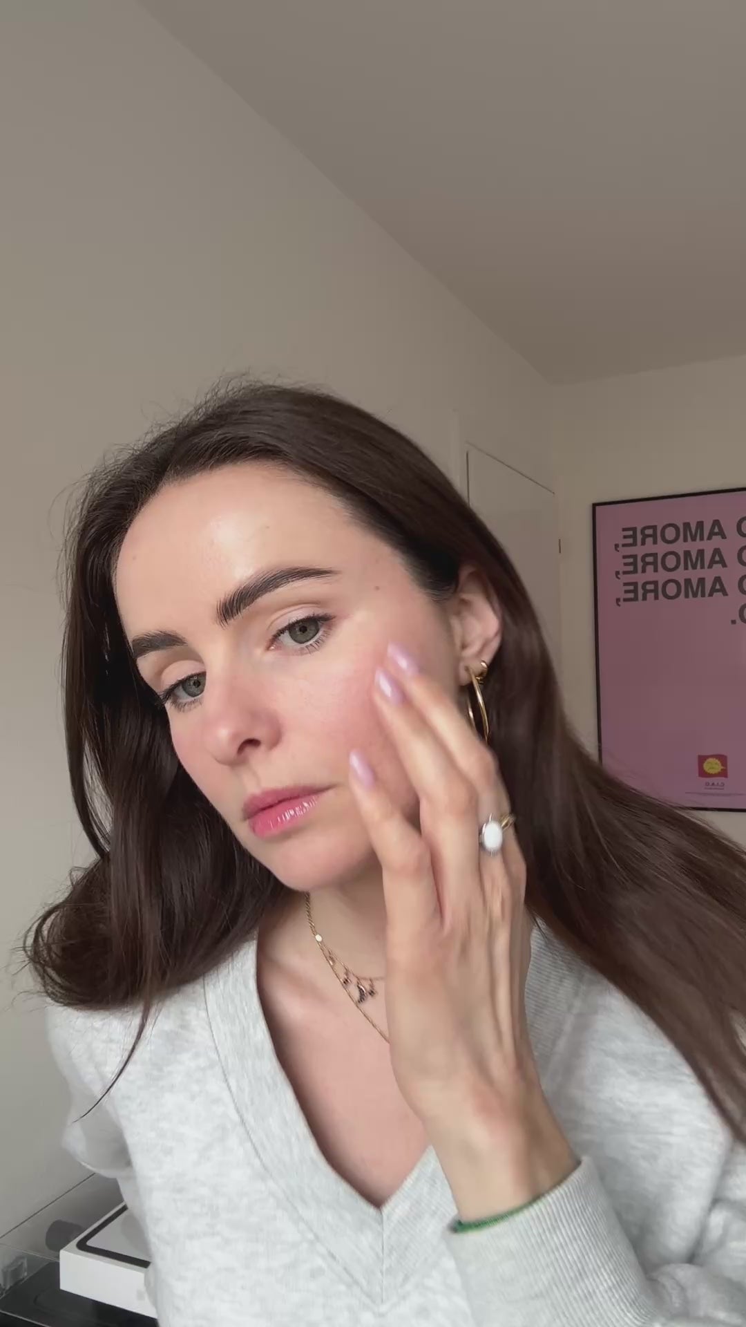 Carica video: Woman applying the vegan flake-resistant natural mascara with lashcare antioxidant properties from Lebubè hybrid cosmetics