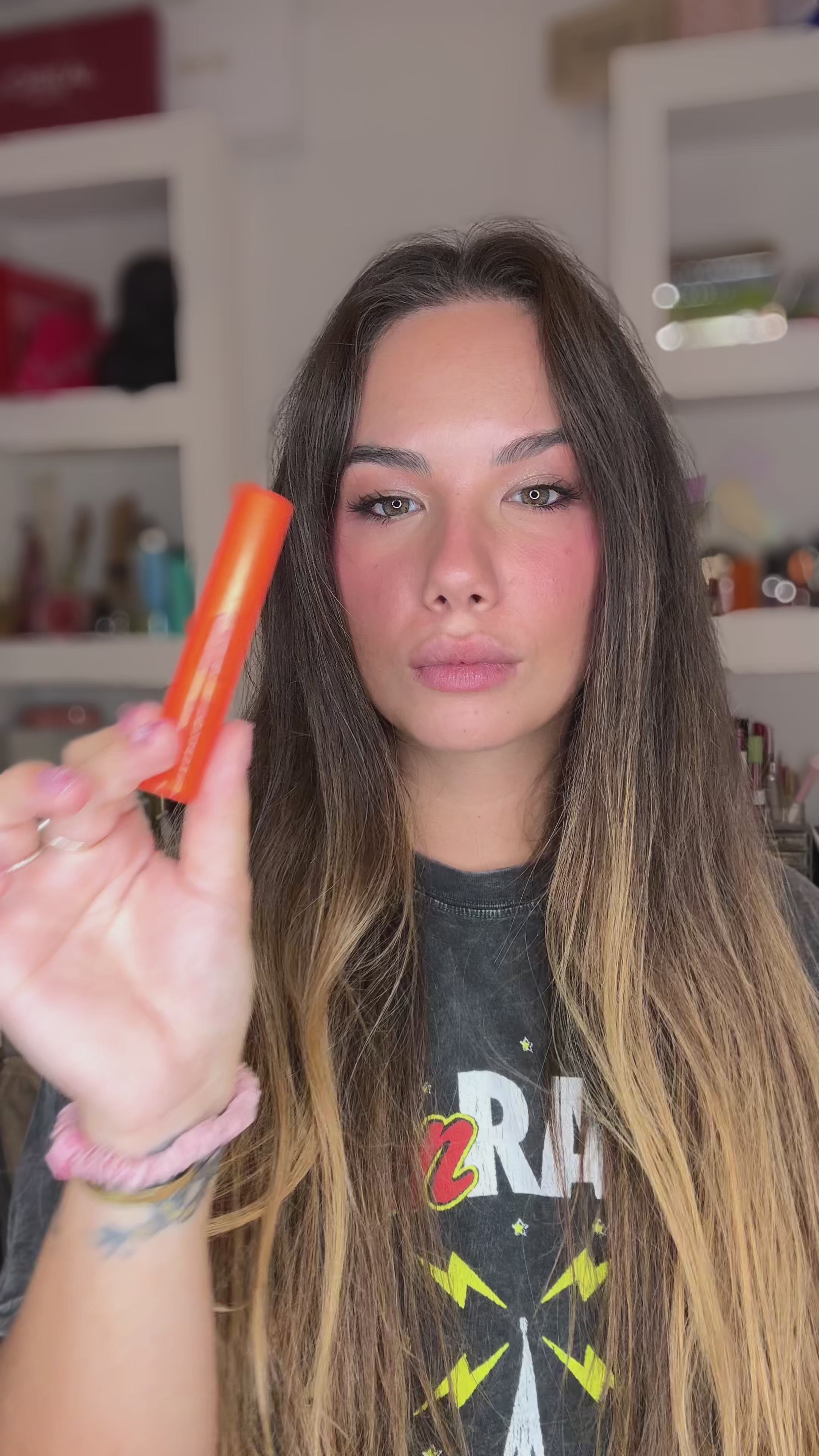 Carica video: Donna con un rossetto malva, e poi un lip oil grigio per labbra un tono più fredde e idratate. Dai cosmetici ibridi Lebubè