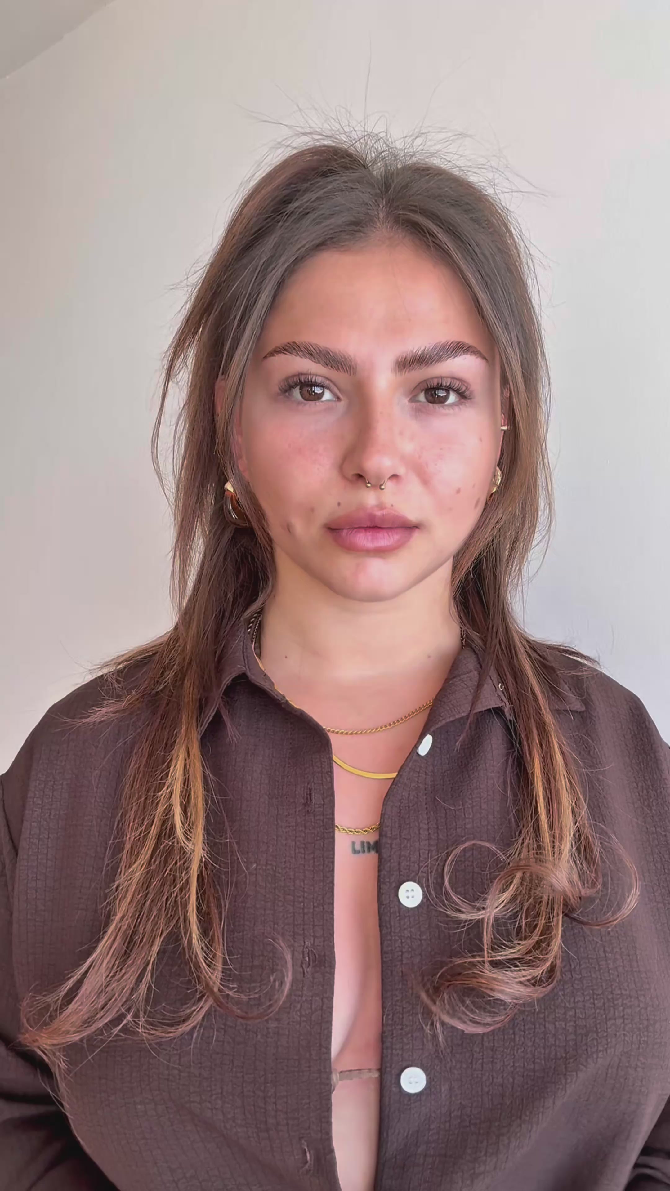 Load video: Woman wearing Lebubè skincare-first natural and hydrating blush and lipstick in Rubia Rose, from Lebubè hybrid cosmetics