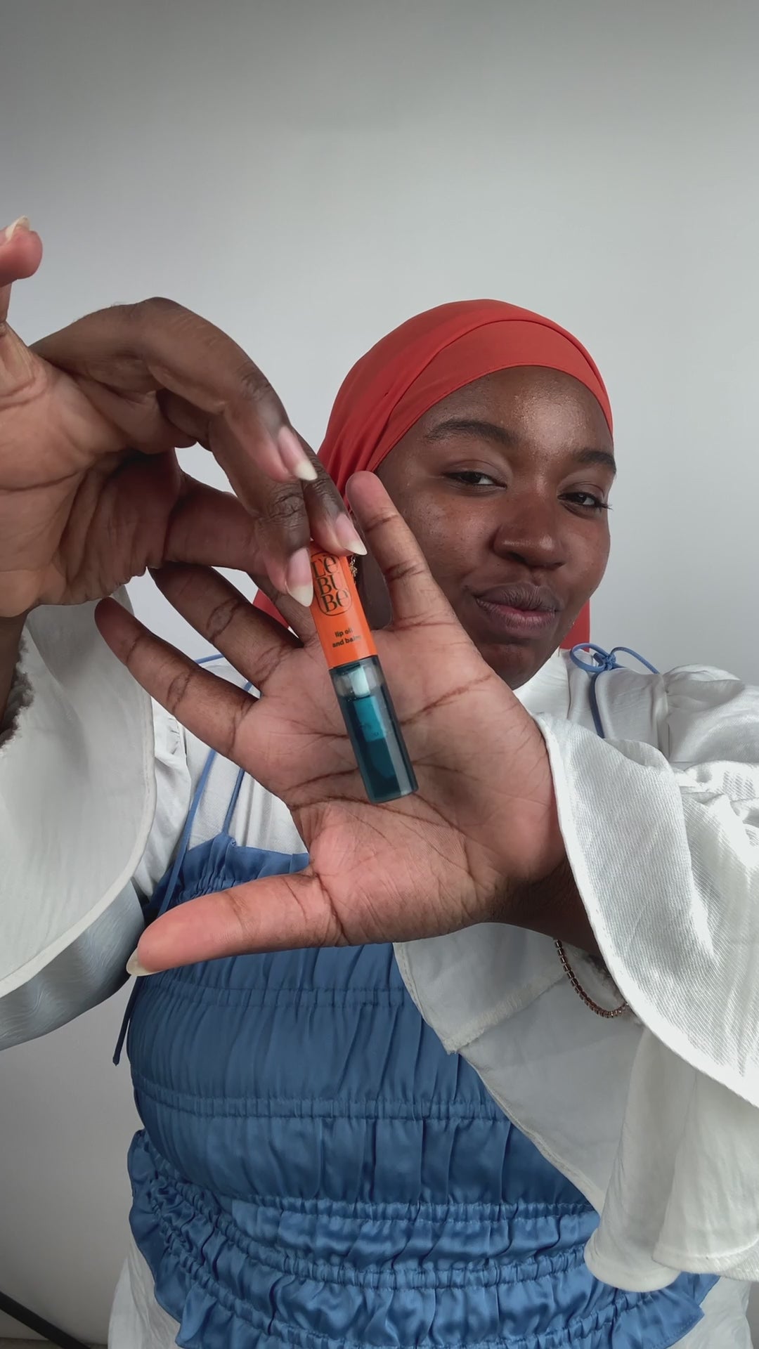 Carica video: Woman with a combo of Lebubè vegan hybrid cosmetics: Lip Oil, Lip and Cheek, Cream Highlighter. Makeup with skincare benefits