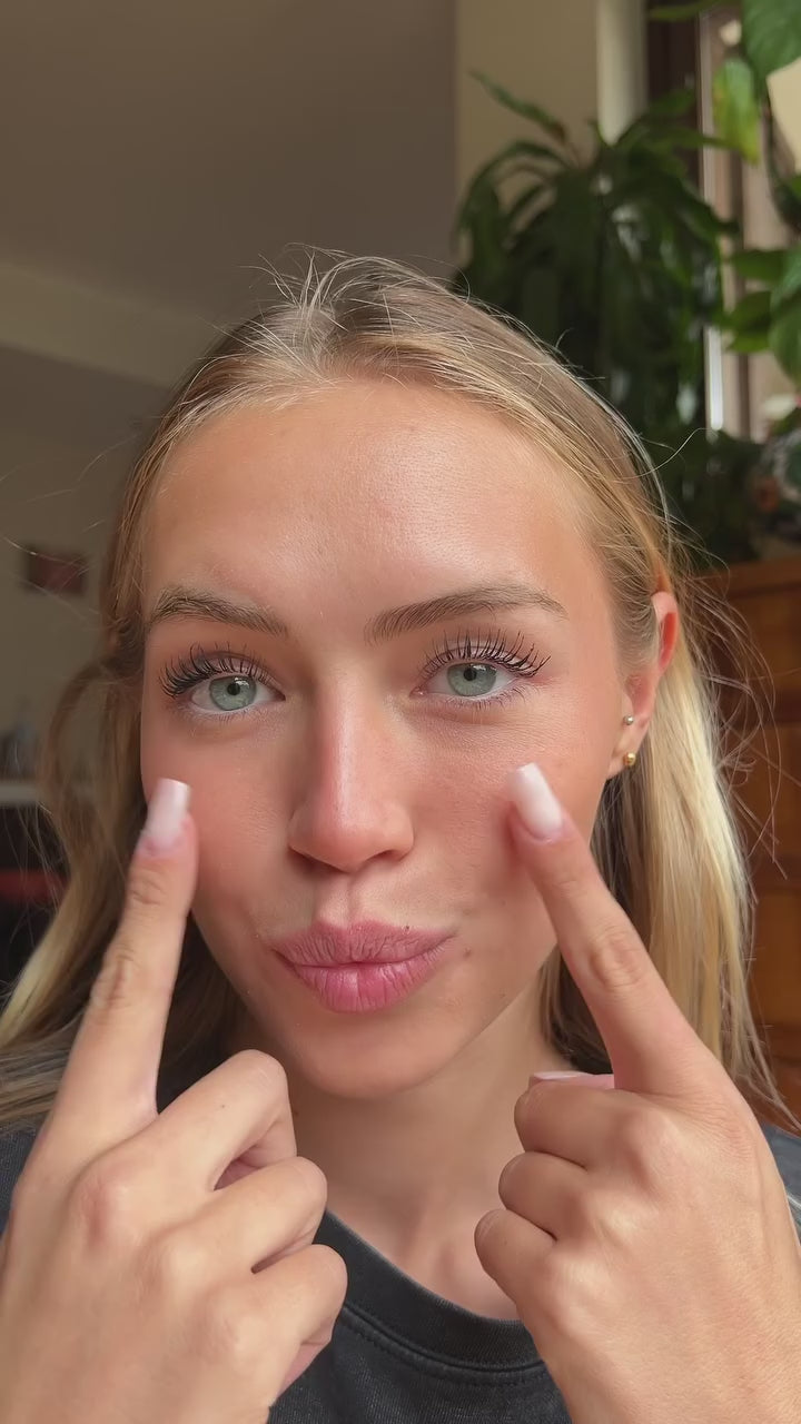 Carica video: Woman wearing Lebubè vegan Lash Primer and Tea Mascara, a volumizing lash growth treatment for fuller and stronger lashes
