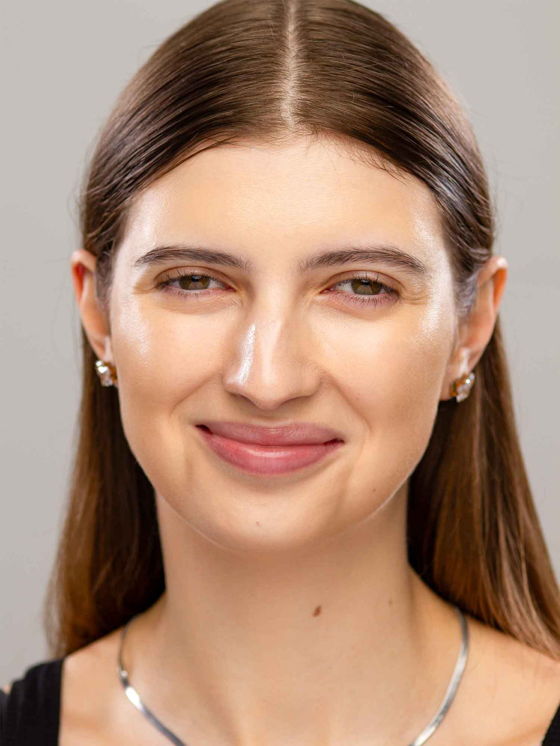 Woman with fair cool skin wearing Lebubè vegan skin tint and tinted sunscreen that reduces redness for a more even complexion