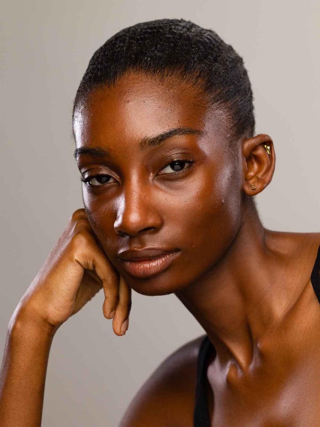 Woman with medium-tan to rich neutral skin wearing Lebubè Halal vegan natural hydrating skin tint with spf 30 made in Italy