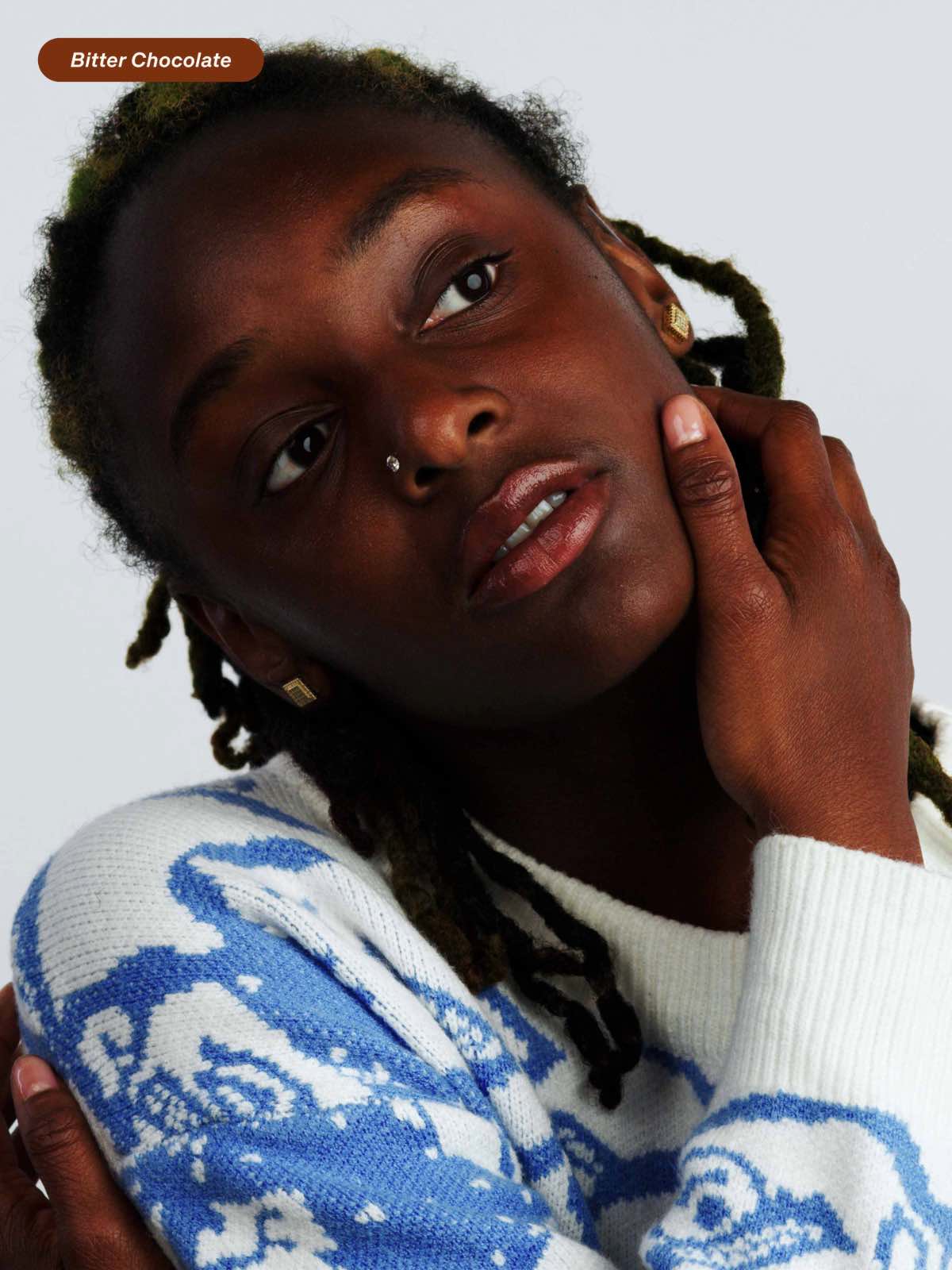 Woman wearing the lip oil for glossy and hydrating finish in the Bitter Chocolate shade, from Lebubè natural hybrid cosmetics