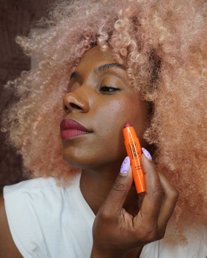 Woman wearing Lip and Cheek in Rubia Rose, natural 2 in 1 blush and lipstick from Lebubè vegan and Halal hybrid cosmetics.