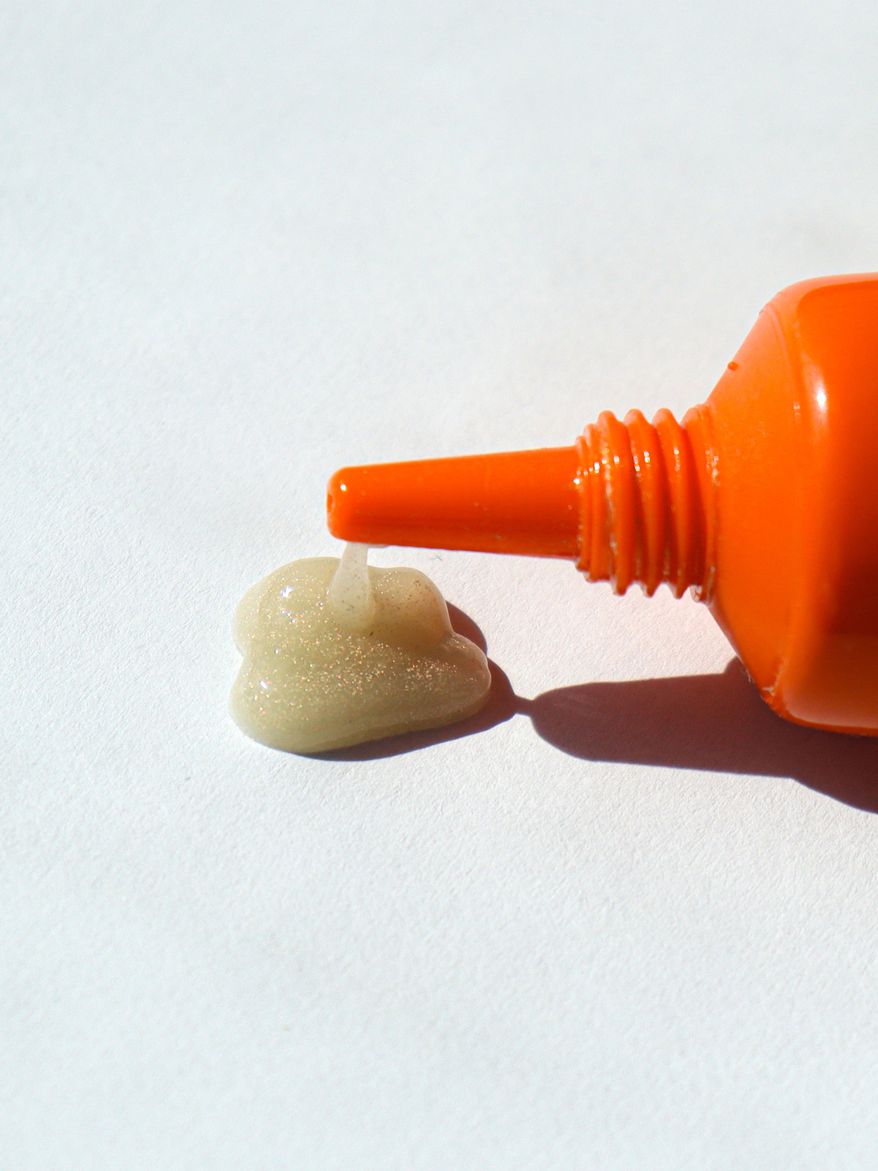 Lebubè Cream Highlighter: glowing, refreshing, hydrating highlighter. Lying down with pearly glowy creamy texture.