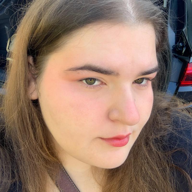 Evelina, graphic designer at Lebubè, an Italian brand of hybrid cosmetics and Halal makeup that is also vegan and natural.