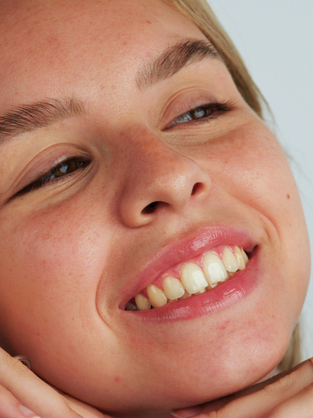 Woman wearing Lebubè Tinted Lip Oil and Balm in the First Kiss shade, vegan hydrating tinted lip gloss with hyaluronic acid.