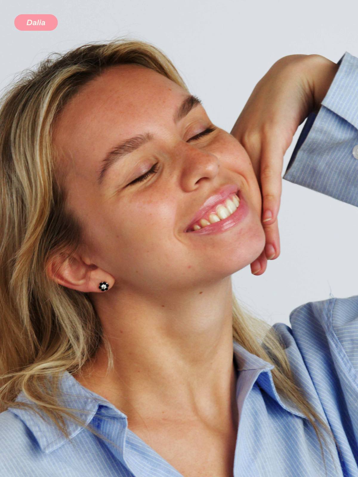 Woman wearing Lebubè natural hydrating vegan lip gloss from Lebubè vegan, Halal and natural hybrid cosmetics