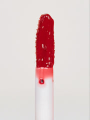 Lebubè Tinted Lip Oil and Balm Pomegranate, focus front view of the brush. Vegan, hydrating, repairing lip treatment for dry lips.