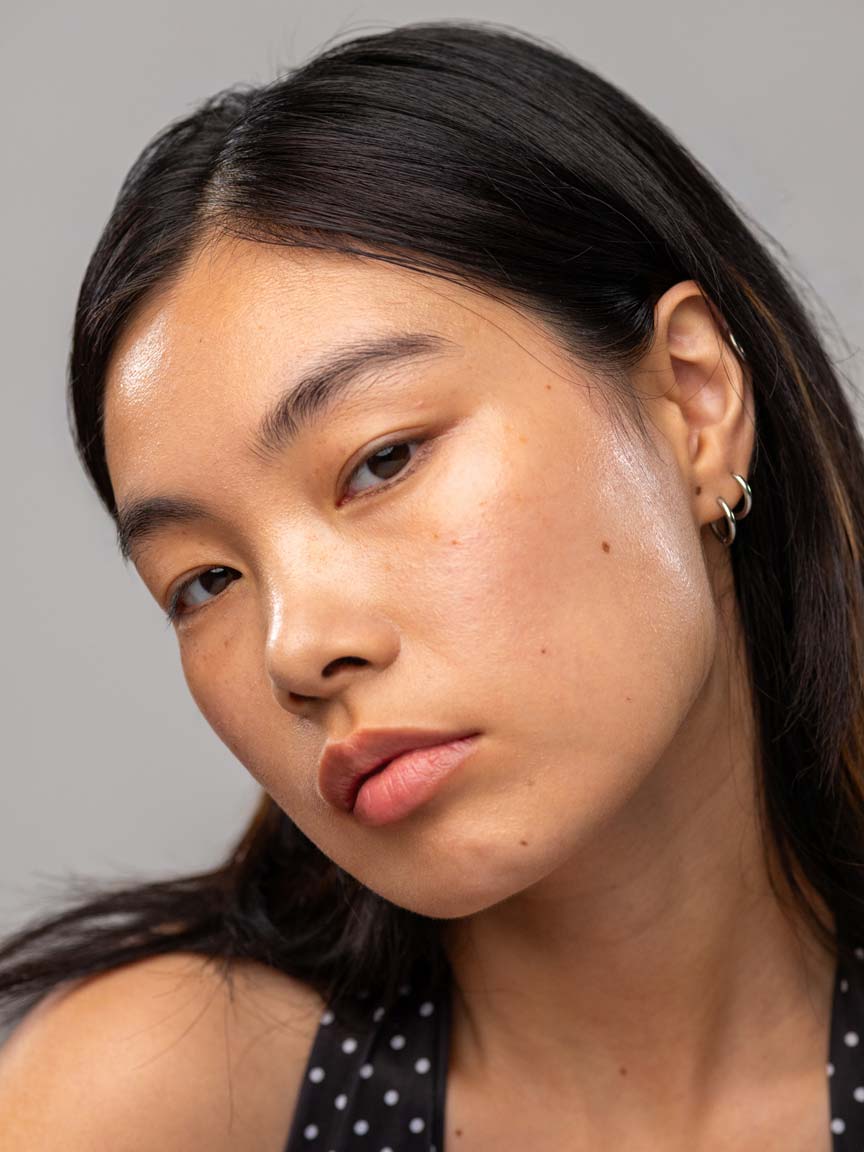 Woman with Lebubè Cream Highlighter on her face, with a hydrated and glowing skin thanks to this vegan hydrating highlighter