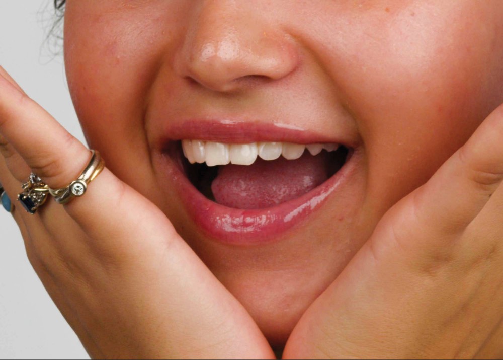 Close-up for a woman's lips wearing Lebubè vegan nourishing lip balm for dry lips with a glossy effect, in Orchid Pink