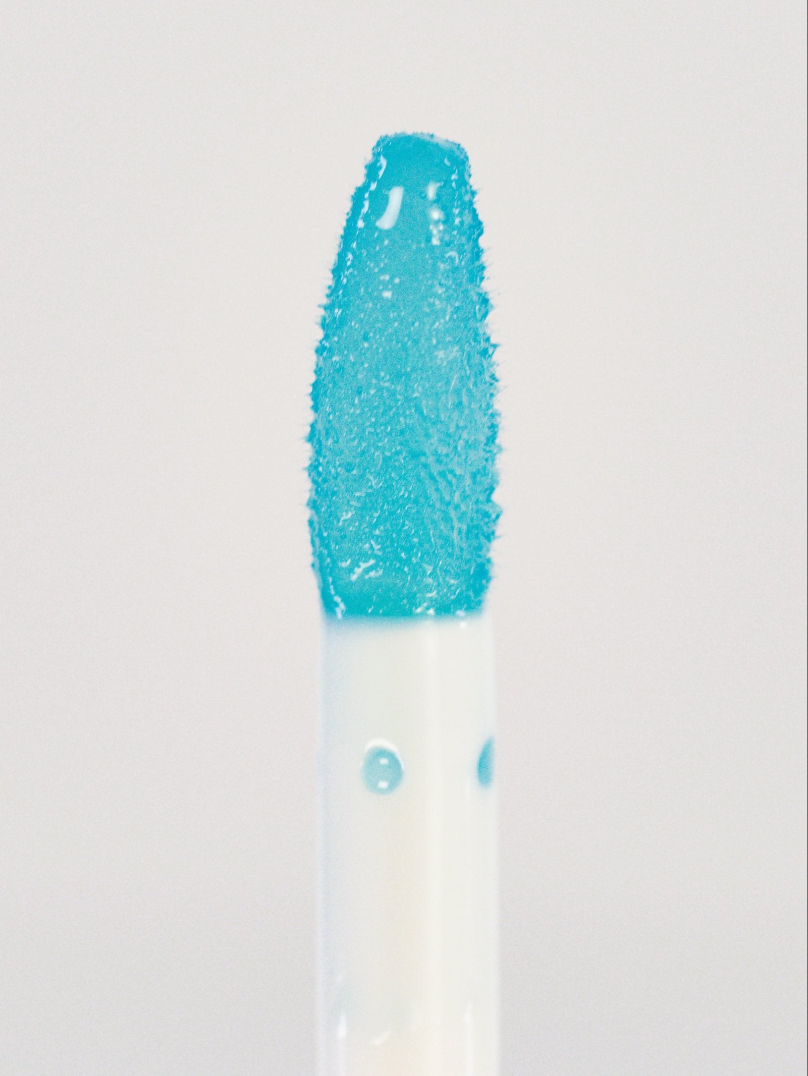 Lebubè Lip Oil and Balm Azure, extra focus front view of the brush. Vegan, hydrating and repairing lip treatment for dry lips.