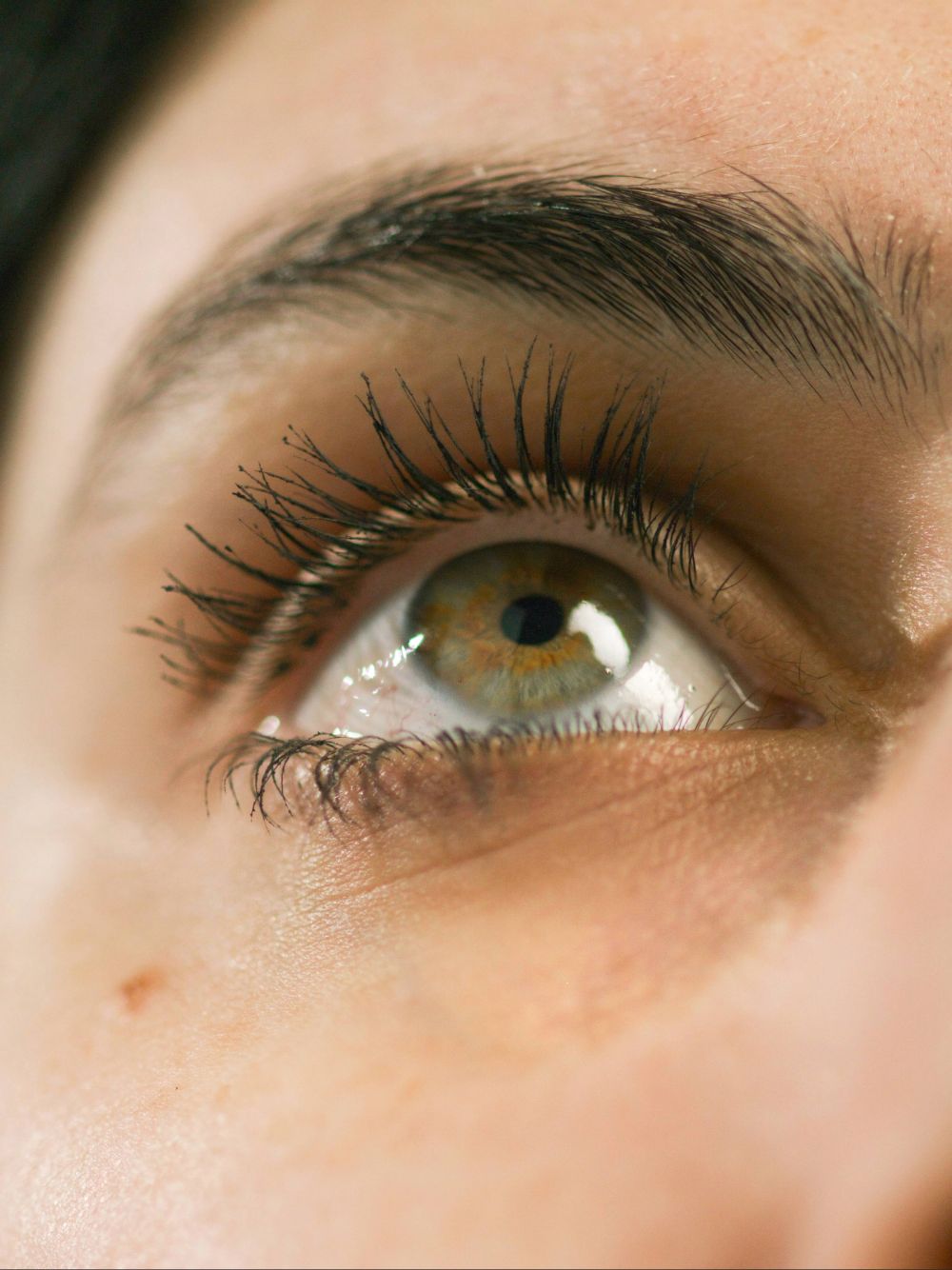 Close-up of a woman's eye with long, healthy lashes after wearing Lebubè volumizing & lengthening mascara for defined lashes