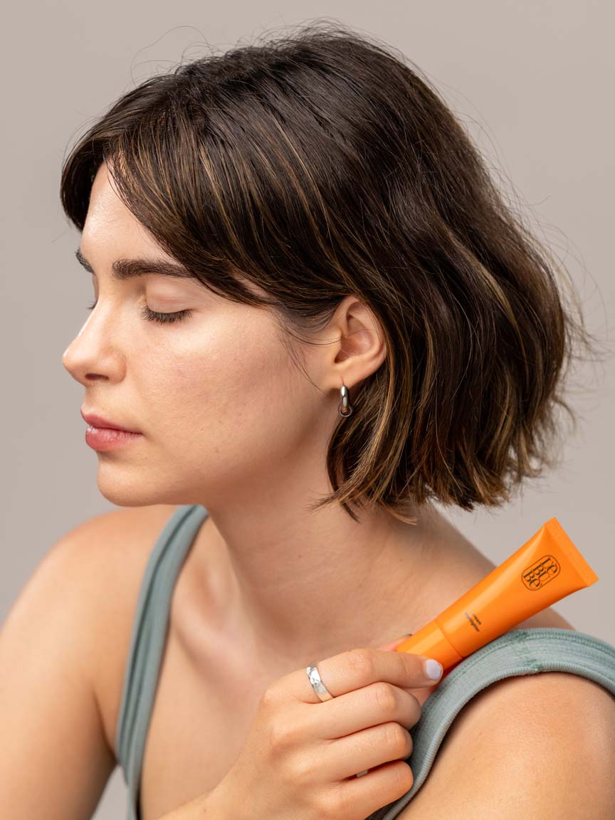 Woman with Lebubè Cream Highlighter on her face and body, with a hydrated and glowing skin thanks to this vegan hydrating highlighter luminizer