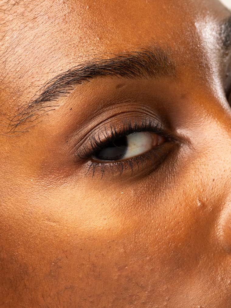 Zoom of an eye with Tea Mascara Black with no Carbon Black, showing the look of lashes with the vegan and natural mascara applied