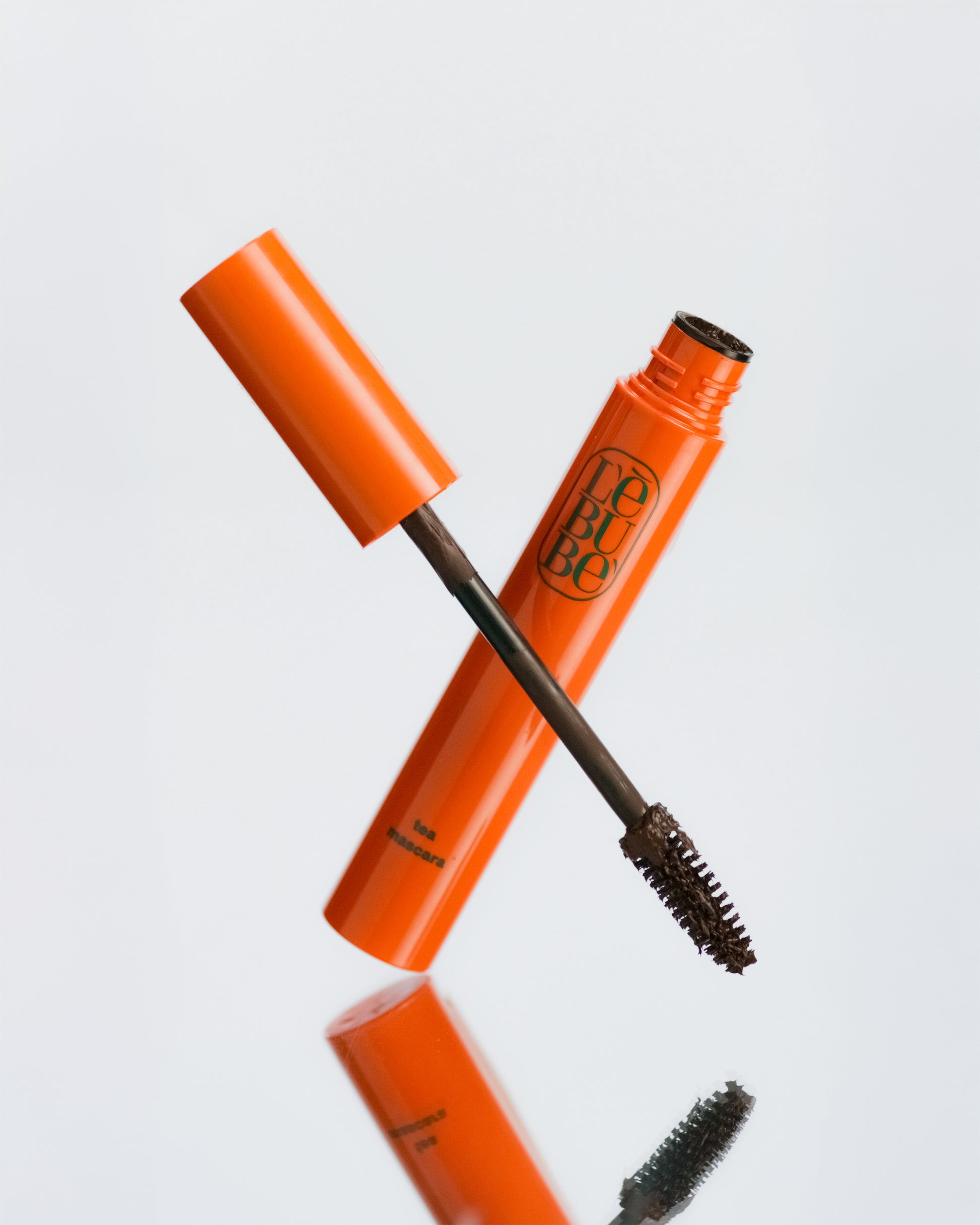 Lebubè Tea Mascara Brown: volumizing mascara for a natural look. Wand crossed with tube, front view. From Lebubè hybrid cosmetics