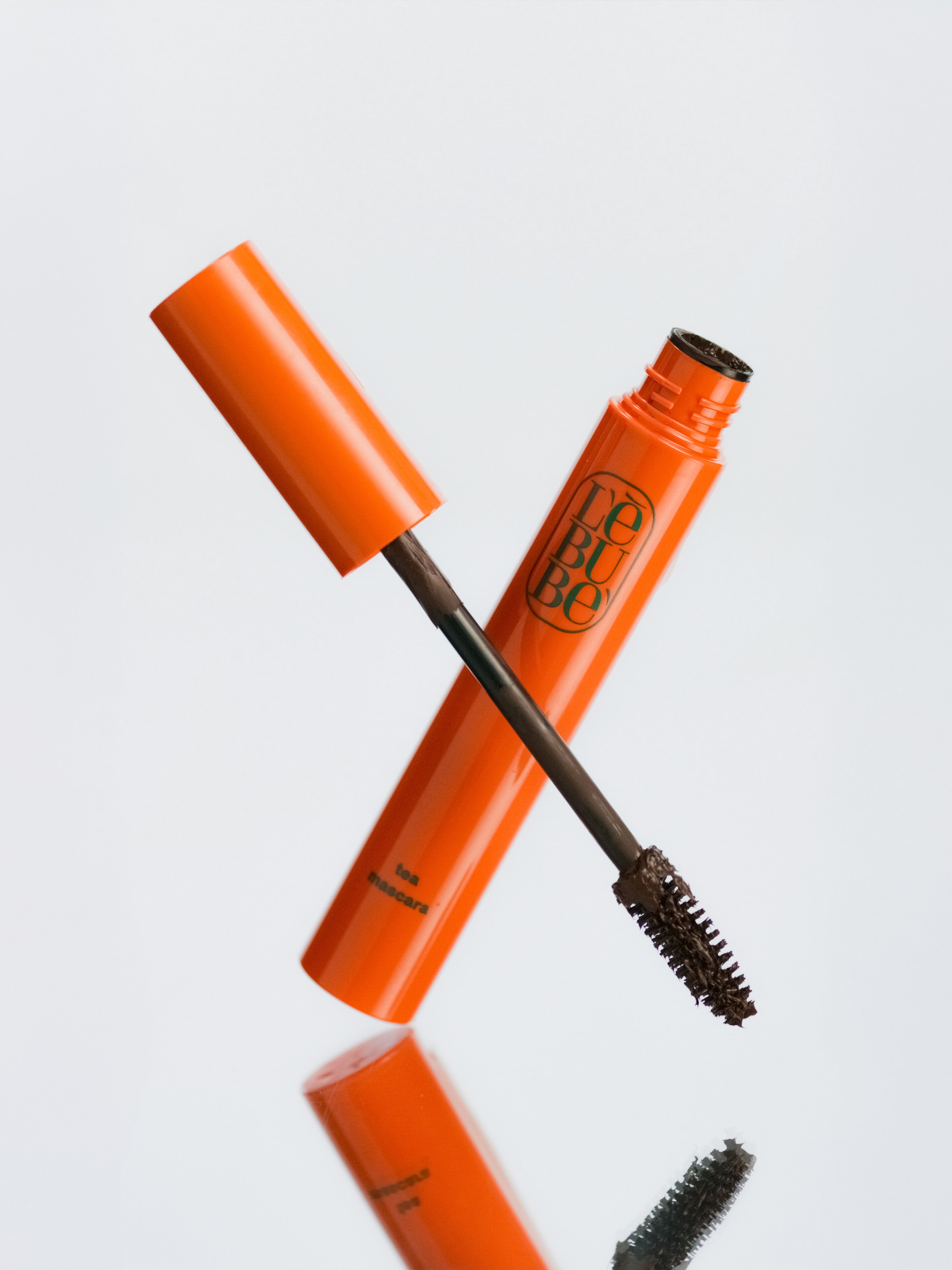 Lebubè Tea Mascara Brown: volumizing mascara for a natural look. Wand crossed with tube, front view. From Lebubè hybrid cosmetics