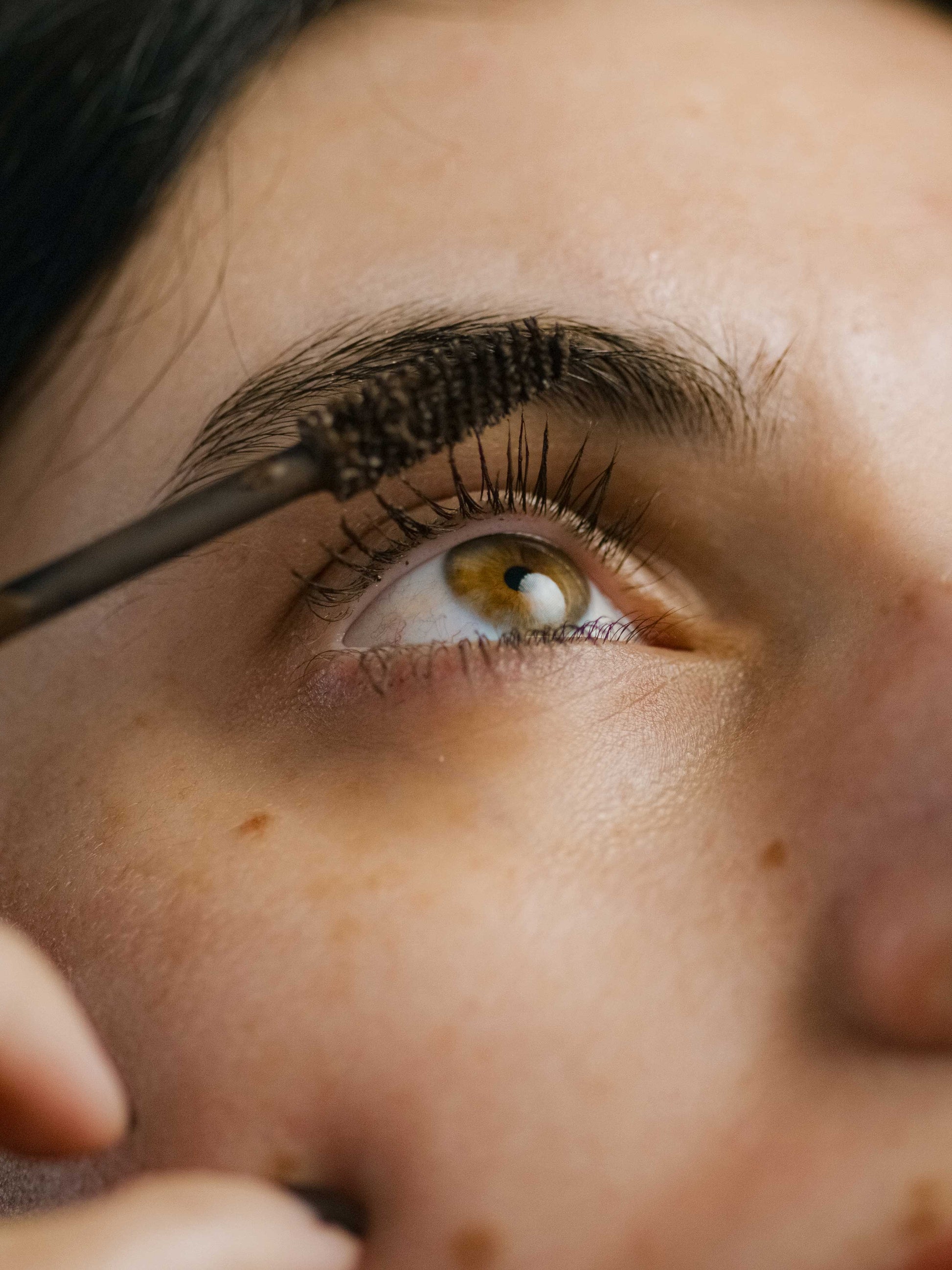Zoom of an eye with Tea Mascara Brown with no Carbon Black, showing the look of lashes with the vegan and natural mascara applied