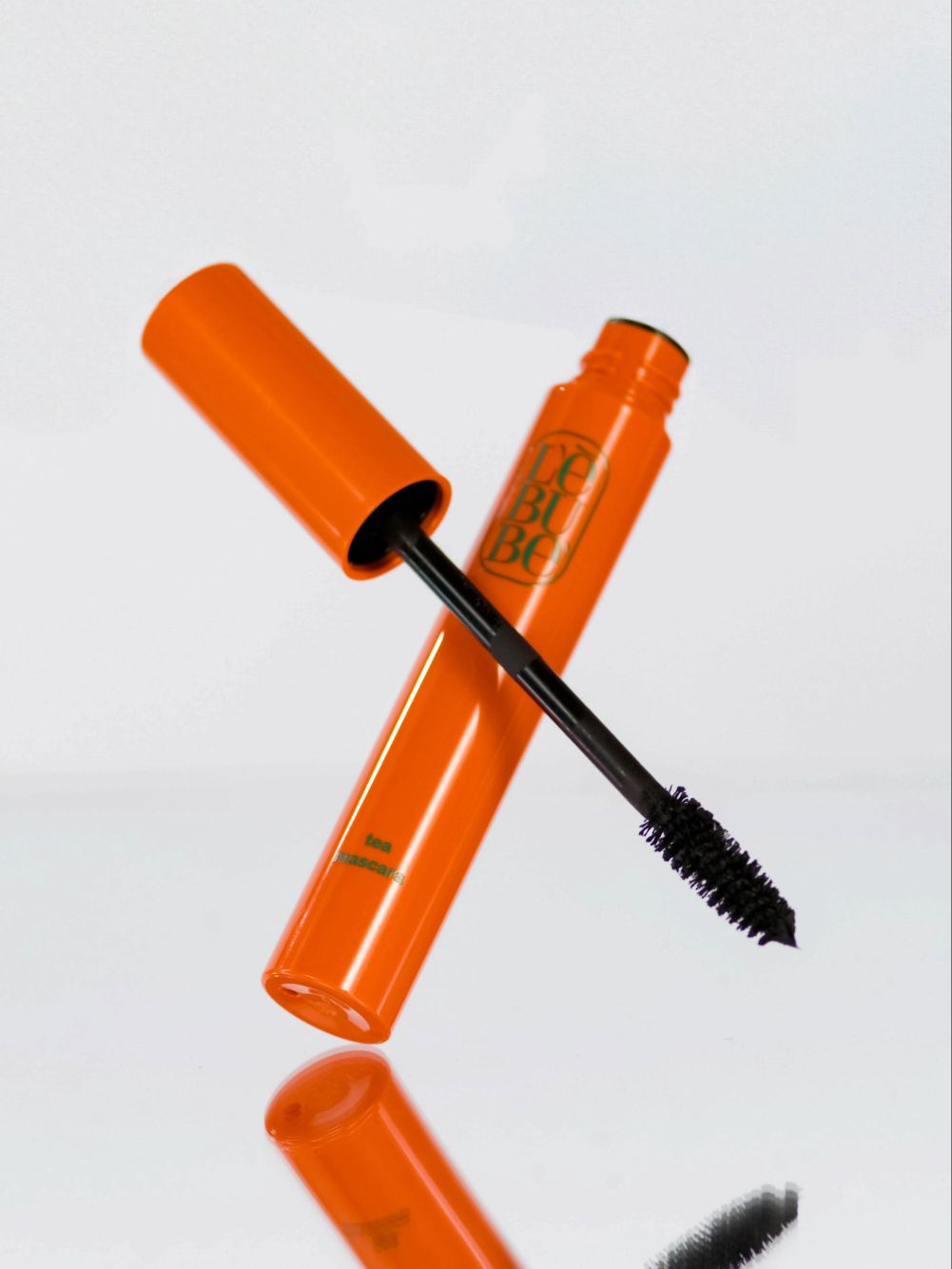 Tea Mascara Black: volumizing mascara for natural look. Wand crossed with tube, front view. From Lebubè hybrid cosmetics