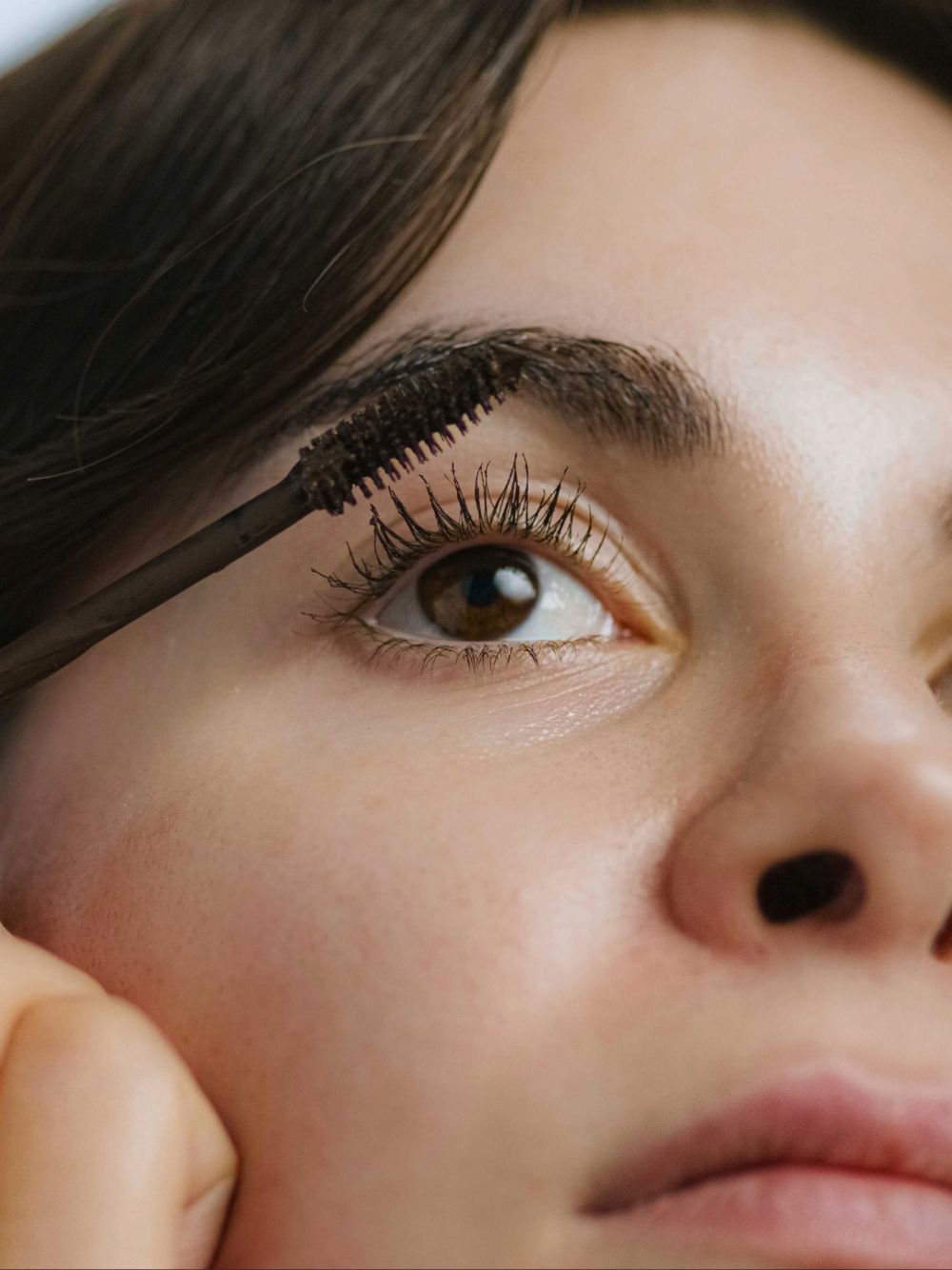 Zoom of an eye with Tea Mascara Brown with no Carbon Black, showing lashes with the vegan and natural mascara applied