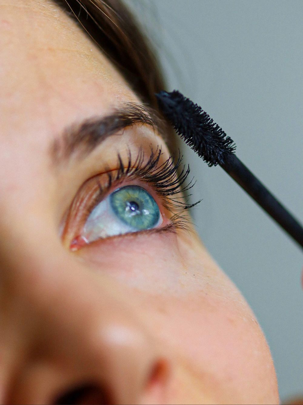 Zoom of an eye with Tea Mascara Black with no Carbon Black, showing the look of lashes with the vegan natural mascara applied
