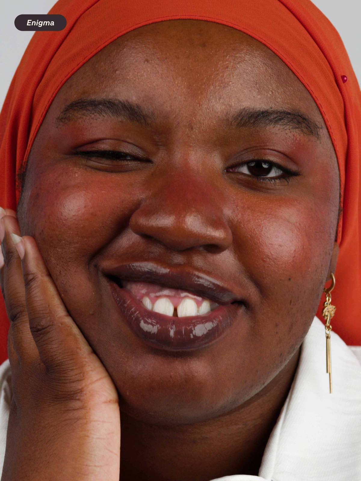 Woman wearing Enigma lip oil, a grey Halloween lip gloss and hydrating balm. From Lebubè natural vegan Halal hybrid cosmetics