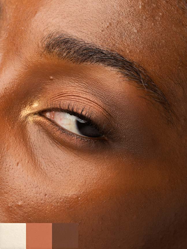 Woman wearing three DAWN long-lasting eyeshadow shades, holding the palette with warm neutral tones, talc-free and vegan