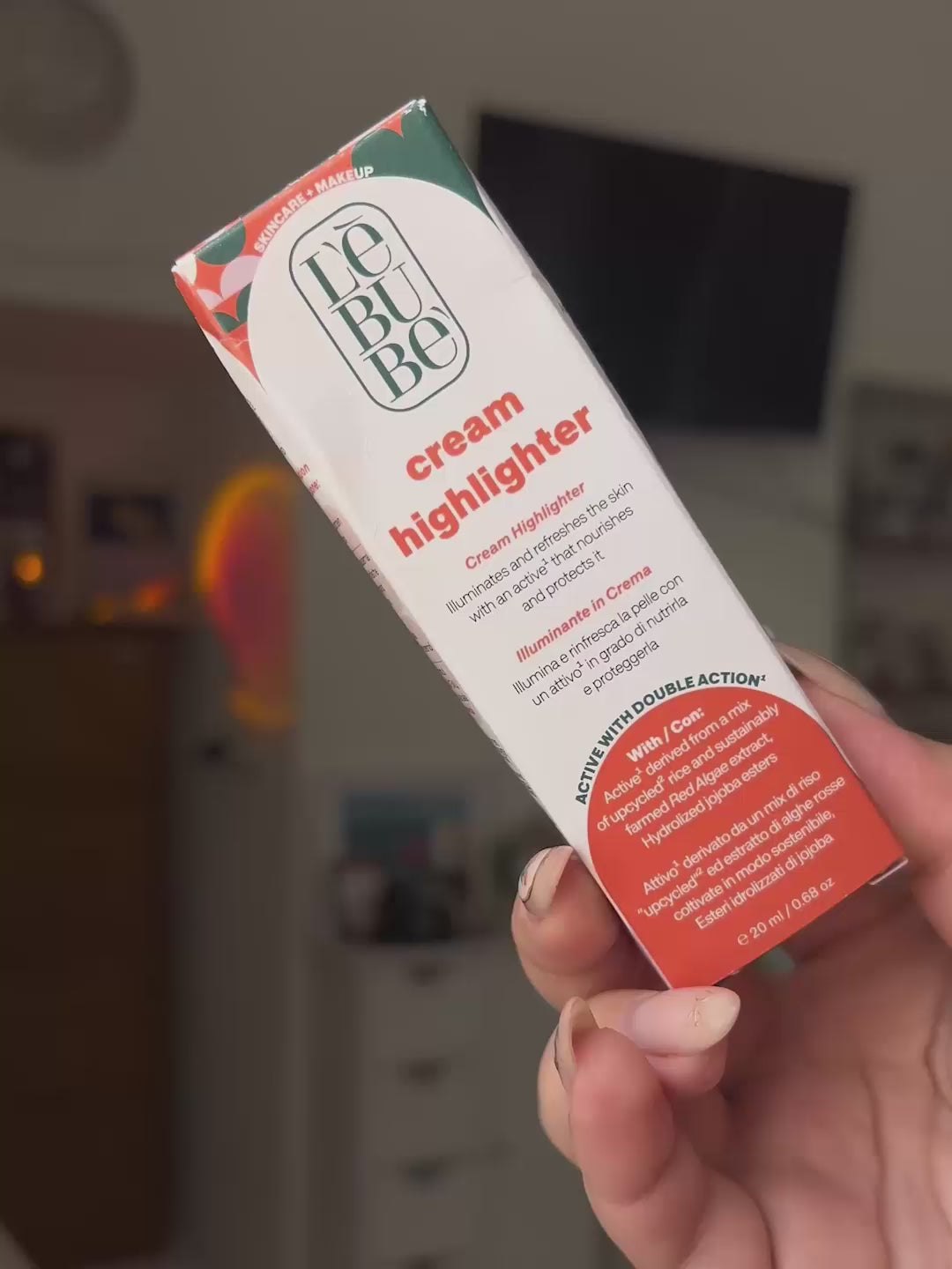 Load video: Woman applying Lebubè refreshing climate-adaptive highlighter, showing the creamy pearly texture and its natural, dewy effect