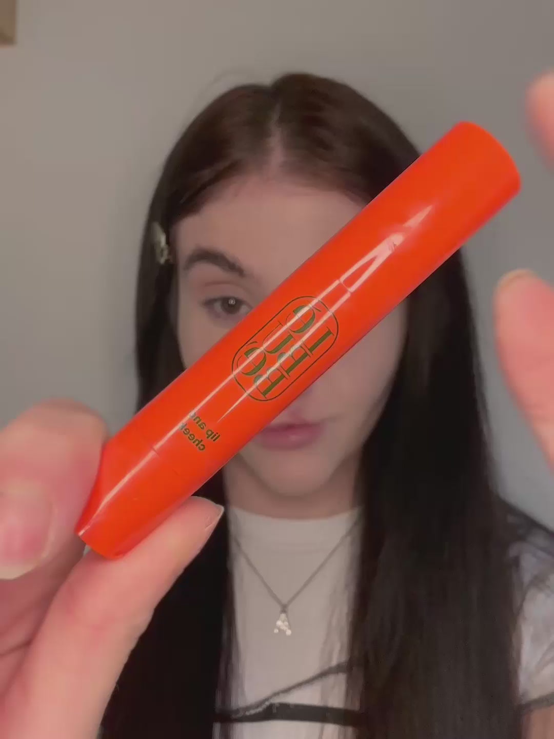 Carica video: Lip and Cheek