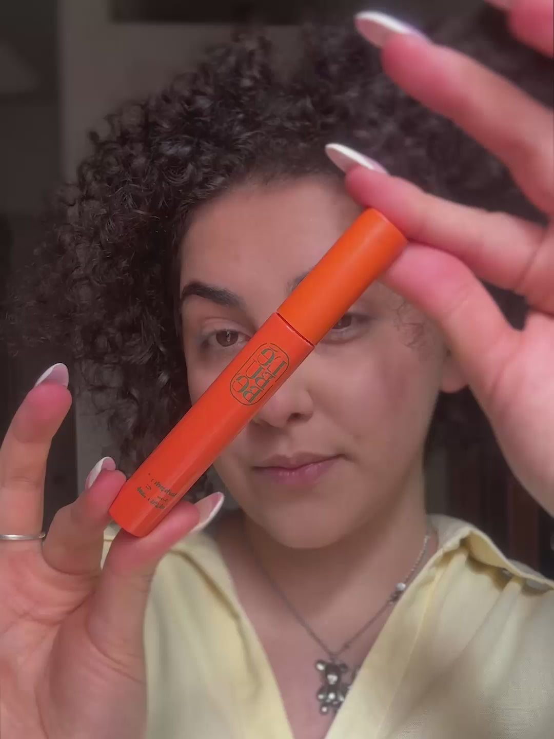 Carica video: Woman applying Lebubè vegan eye hybrid cosmetics: lash volume booster primer, followed by volumizing and lengthening mascara