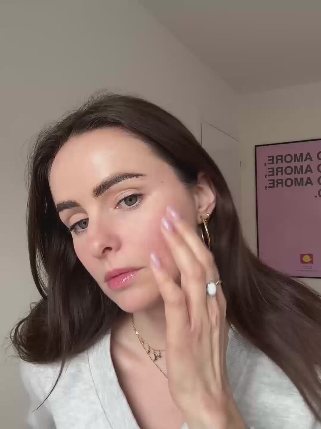 Load video: Woman applying the vegan flake-resistant natural black mascara with lashcare antioxidant properties from Lebubè 