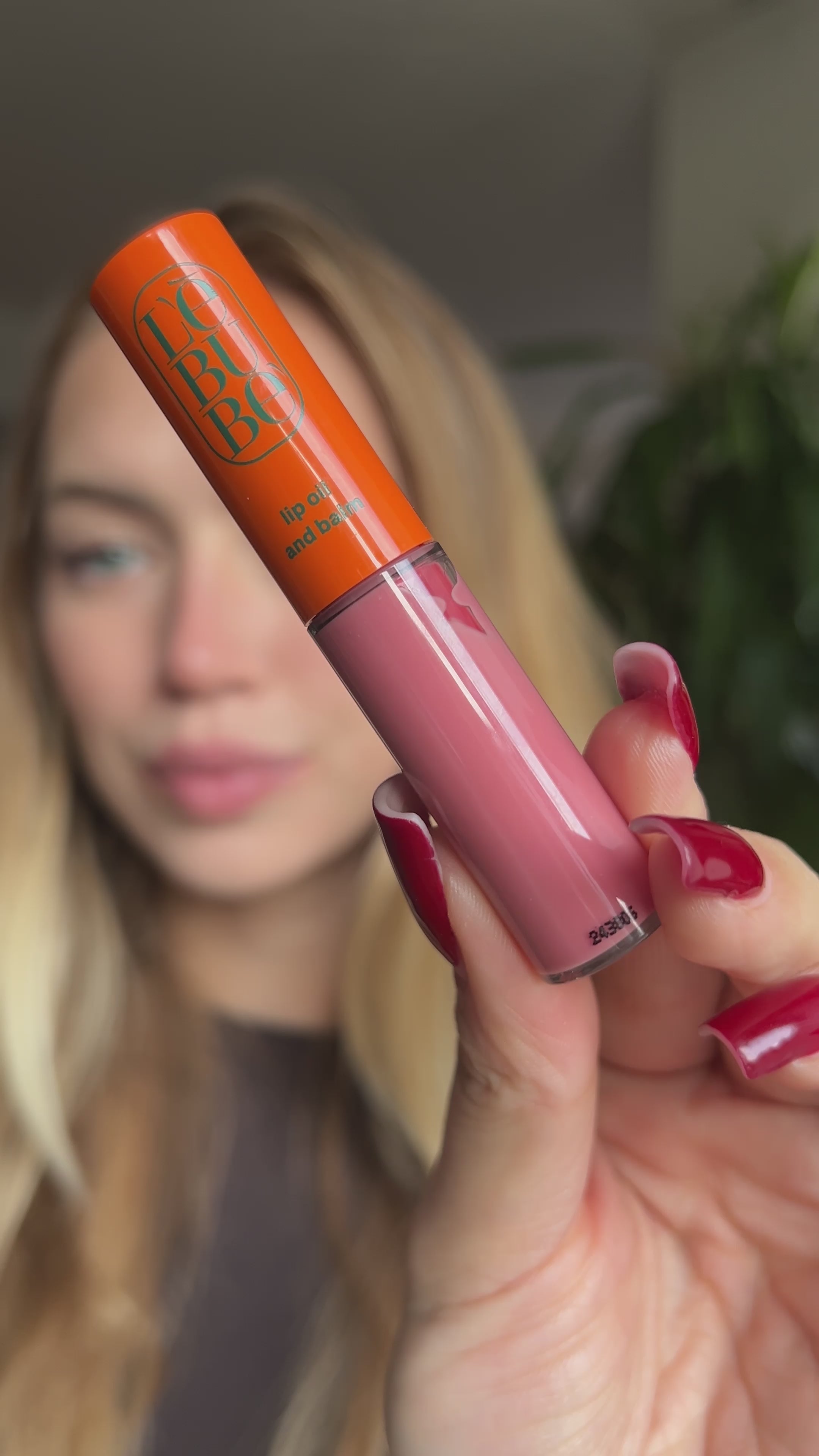 Load video: Woman applying the Tinted Lip Oil and Balm in Dalia: a soft pink lip oil with hyaluronic acid for hydration and nourishment